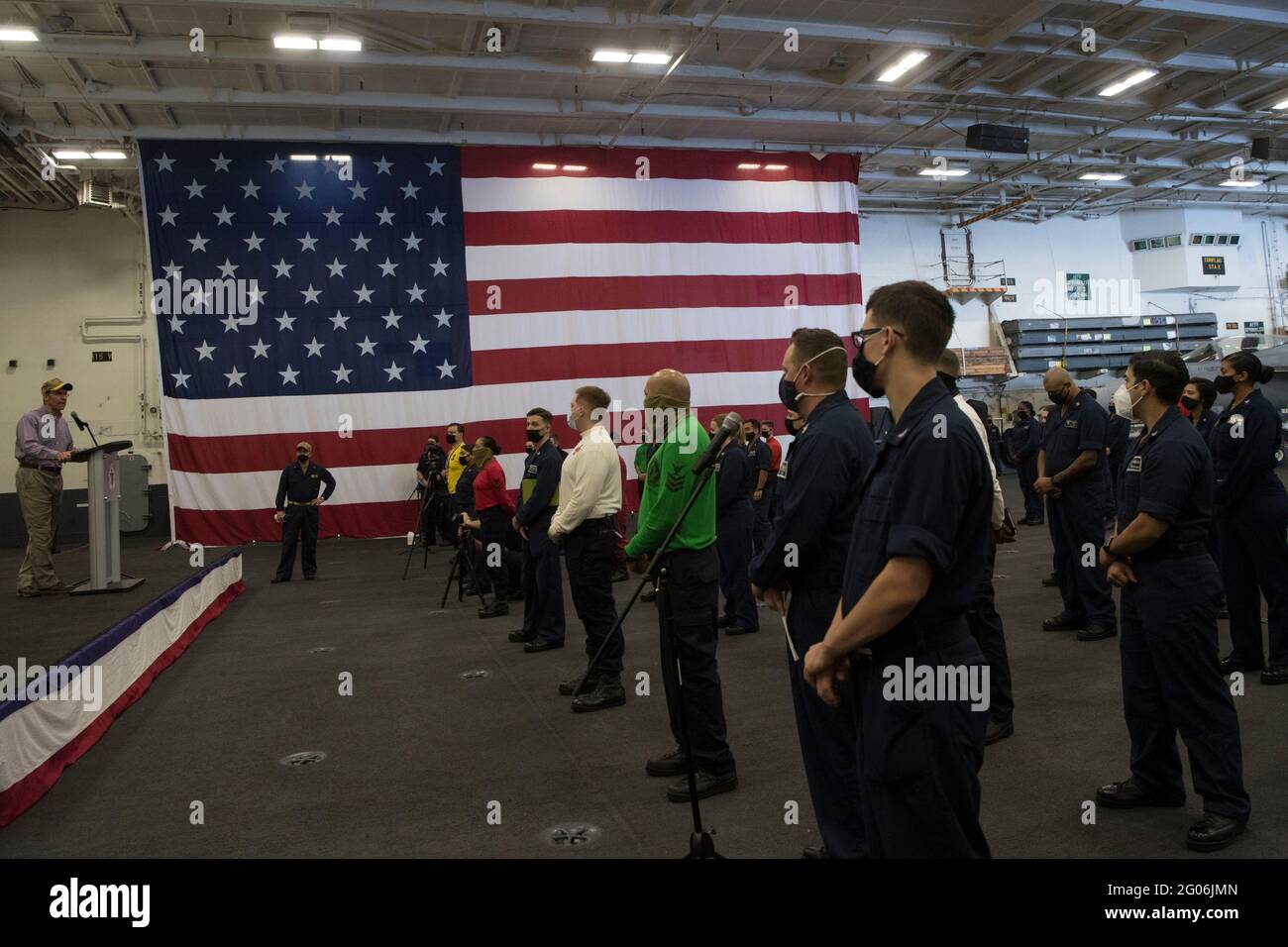 Reportage: Il Segretario della Difesa Mark T. Esper parla ai marinai in una chiamata generale sulla portaerei nucleare di classe Nimitz USS Carl Vinson, in corso nell'Oceano Pacifico, 17 settembre 2020. Foto Stock