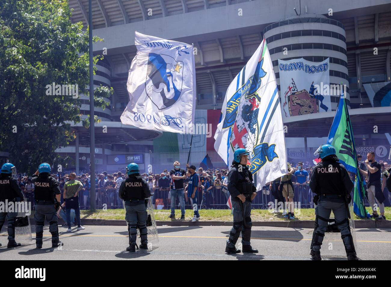 Milano, Italia, maggio 23 2021 - f.c. Festa dei tifosi per la vittoria della serie A al di fuori dello stadio di San Siro Foto Stock