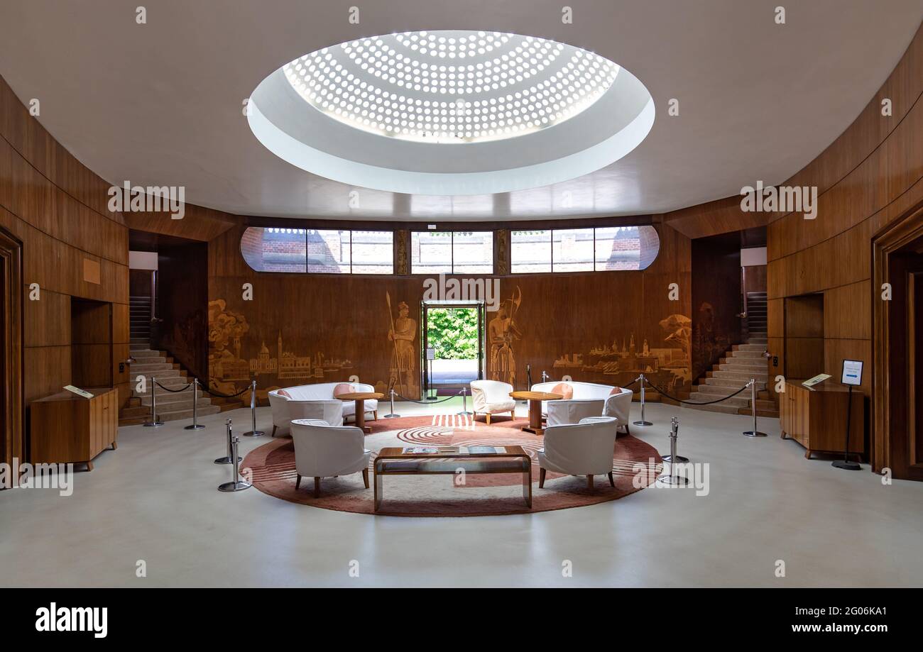 La sala d'ingresso, Eltham Palace and Gardens, Londra, Regno Unito Foto Stock