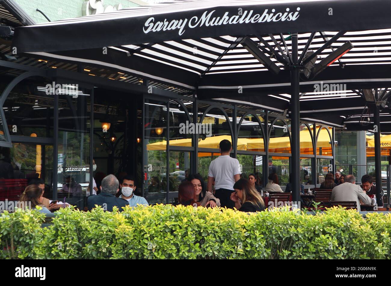 (210601) -- ISTANBUL, 1 giugno 2021 (Xinhua) -- la gente ha i pasti nella zona di Dine-in di un ristorante a Istanbul, Turchia, 1 giugno 2021. La Turchia ha deciso di allentare ulteriormente le restrizioni imposte per frenare la diffusione della COVID-19 poiché il numero di casi quotidiani nel paese è in declino, ha detto lunedì il presidente Recep Tayyip Erdogan. Questa decisione, che è entrata in vigore da martedì, consente a ristoranti e caffè di ricevere un numero limitato di ospiti, aprire alcuni luoghi di ritrovo pubblici come sale sportive, e consentire sia al chiuso e all'aperto cerimonie di nozze. PER ANDARE CON 'Roundup: La Turchia facilita ulteriormente Foto Stock