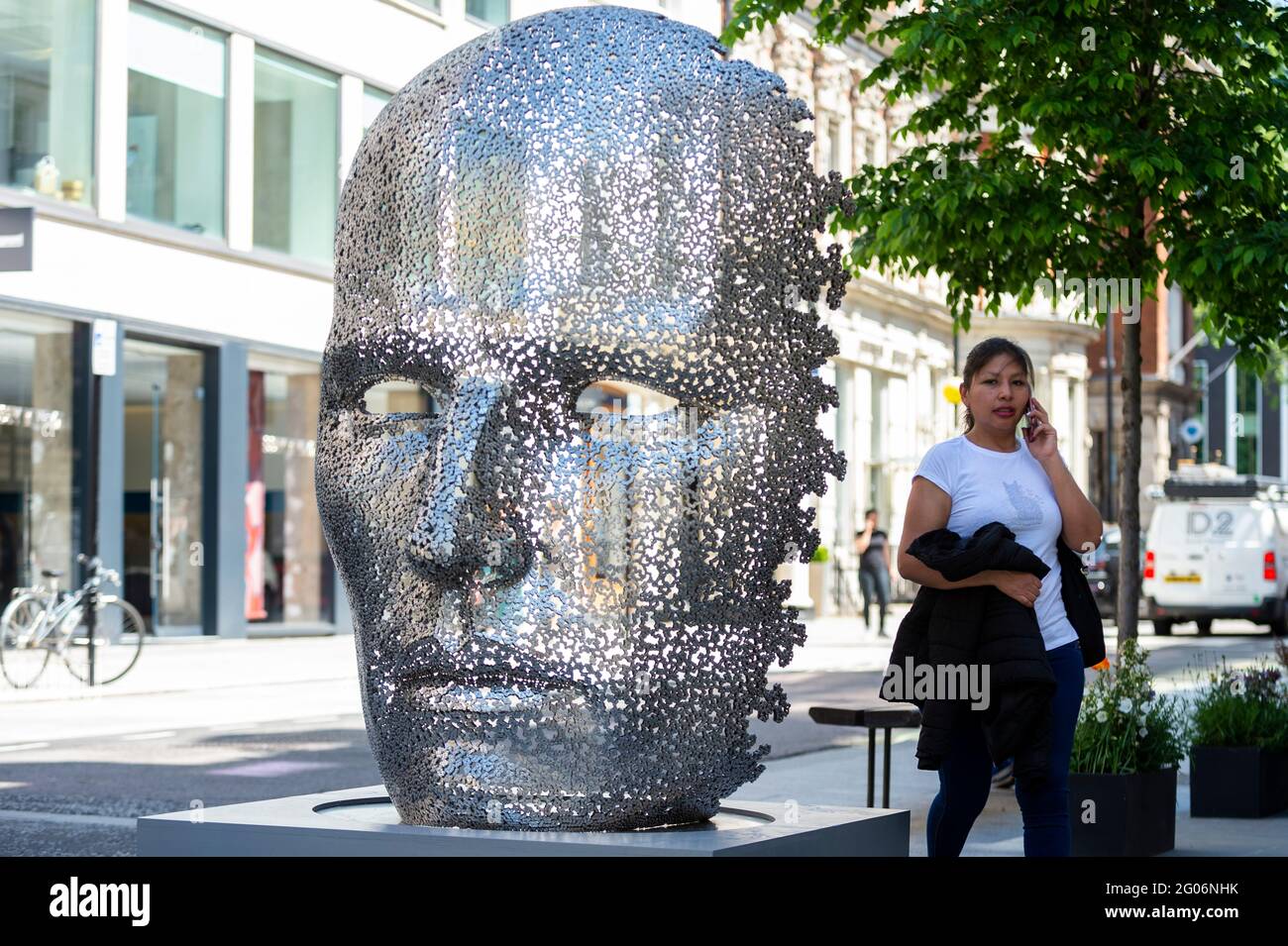 Londra, Regno Unito. 1 giugno 2021. "Meditation 626", 2018, di Seo Young-Deok, realizzato con catene di ferro saldate, è una delle 22 sculture pubbliche all'aperto installate come parte del Mayfair Sculpture Trail di quest'anno e visibili intorno a Mayfair dal 2 al 27 giugno. Il sentiero delle sculture fa parte dell'ottava edizione annuale del Mayfair Art Weekend, che celebra il ricco patrimonio culturale di Mayfair come uno dei centri d'arte più conosciuti a livello internazionale e fiorenti del mondo, con mostre gratuite, tour, colloqui e installazioni specifiche per il sito a disposizione del pubblico. Credit: Stephen Chung / Alamy Live News Foto Stock