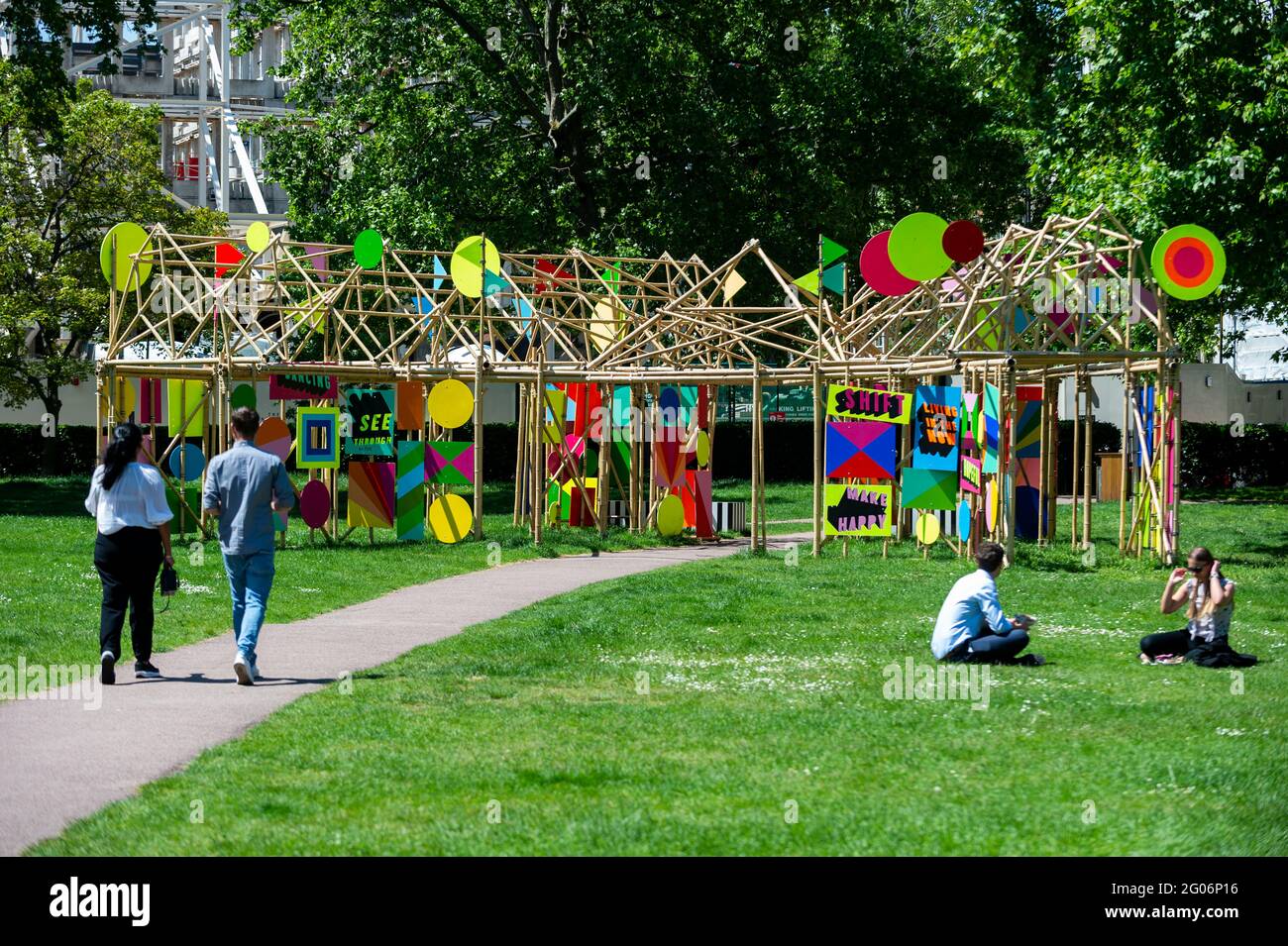 Londra, Regno Unito. 1 giugno 2021. "SEE Through", 2020, di Morag Myerscough, è una delle 22 sculture pubbliche all'aperto installate come parte del Mayfair Sculpture Trail di quest'anno e si può vedere intorno a Mayfair dal 2 al 27 giugno. Il sentiero delle sculture fa parte dell'ottava edizione annuale del Mayfair Art Weekend, che celebra il ricco patrimonio culturale di Mayfair come uno dei centri d'arte più conosciuti a livello internazionale e fiorenti del mondo, con mostre gratuite, tour, colloqui e installazioni specifiche per il sito a disposizione del pubblico. Credit: Stephen Chung / Alamy Live News Foto Stock