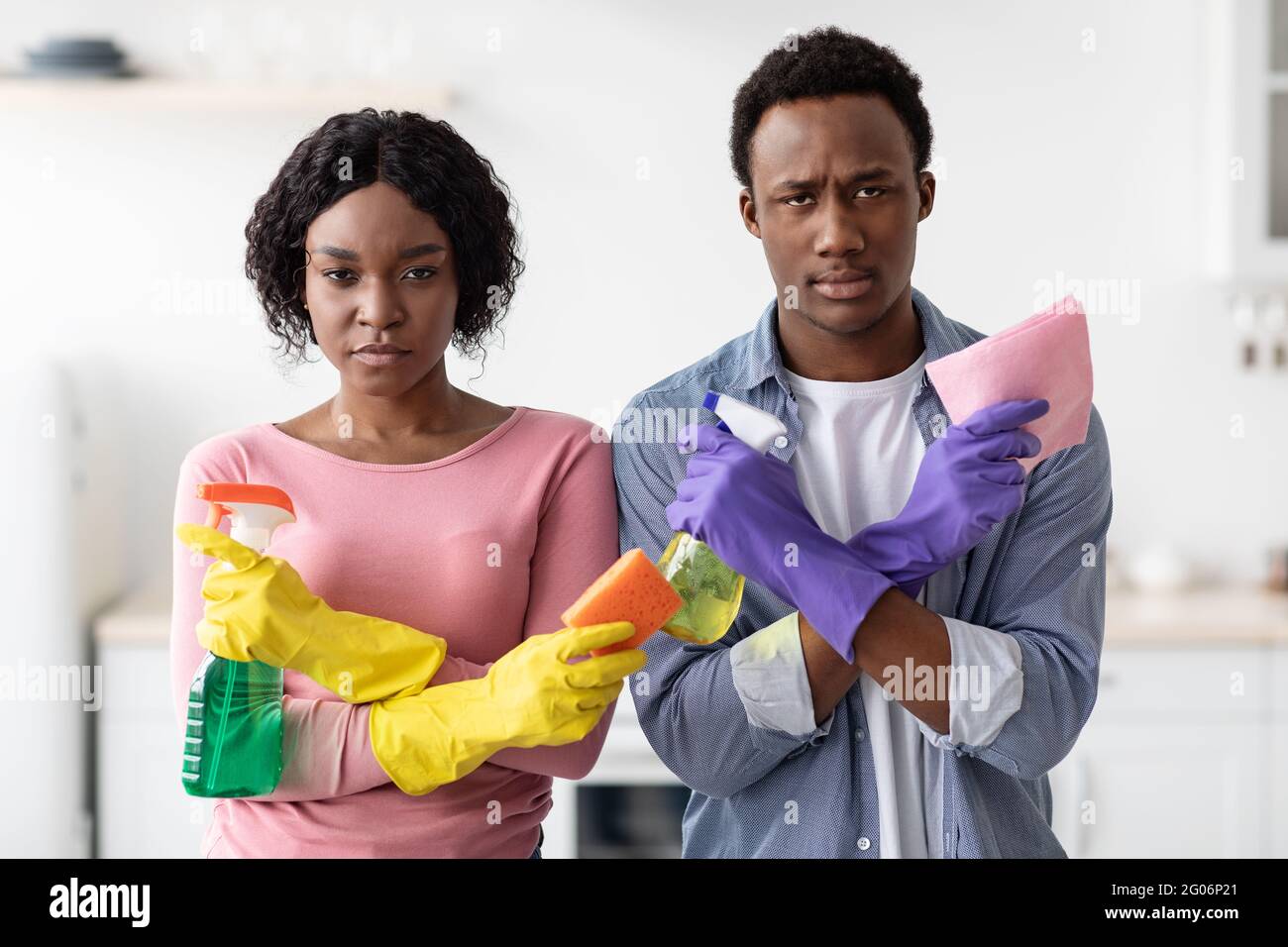 Fumetto nero uomo e donna che tiene bombole spray come pistole Foto Stock