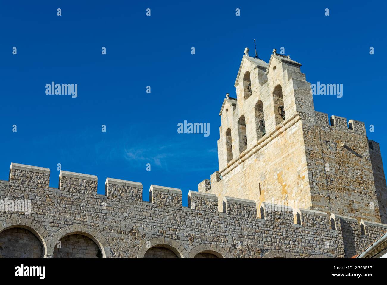 Chiesa di Saintes-Maries-de-la-Mer nella Camargue, Bocche del Rodano, Francia meridionale Foto Stock