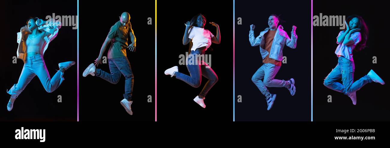 Ritratti di gruppo di persone che saltano isolato su sfondo scuro in luce al neon, collage. Foto Stock