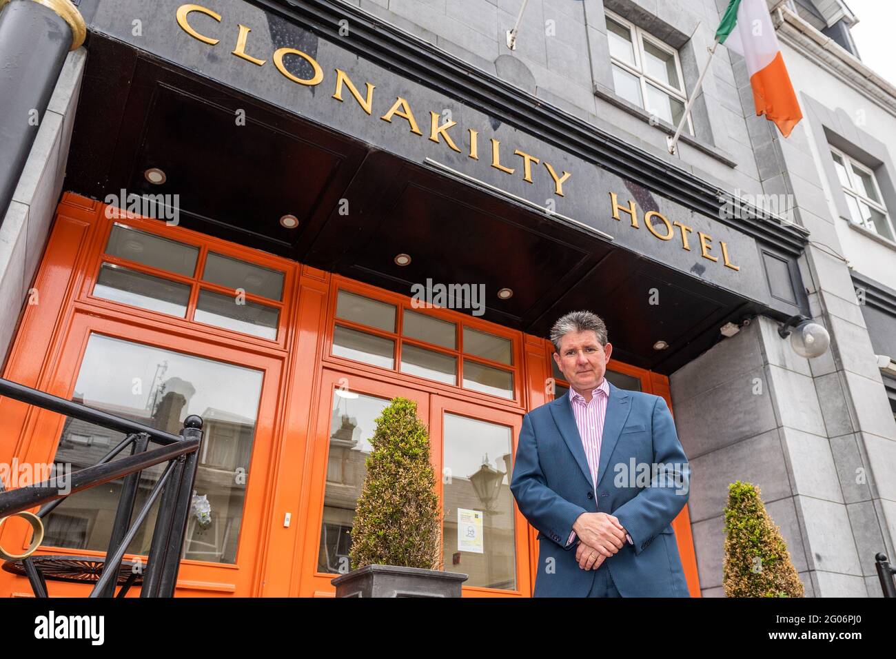 Clonakilty, West Cork, Irlanda. 1 giugno 2021. Gli hotel riapriranno domani dopo 6 mesi di chiusura. Gli albergatori sono impegnati a prepararsi a riaprire le loro porte domani. Preparandosi a riaprire domani al Clonakilty Hotel, Clonakilty è stato direttore generale dell'hotel Declan o'Grady. Credit: AG News/Alamy Live News Foto Stock