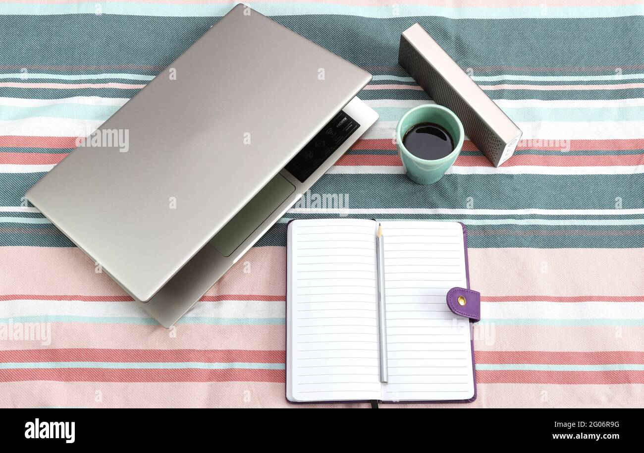 Moderno ufficio domestico o luogo di lavoro con computer portatile, notebook e caffè, vista dall'alto con spazio per la copia, disposizione piatta Foto Stock