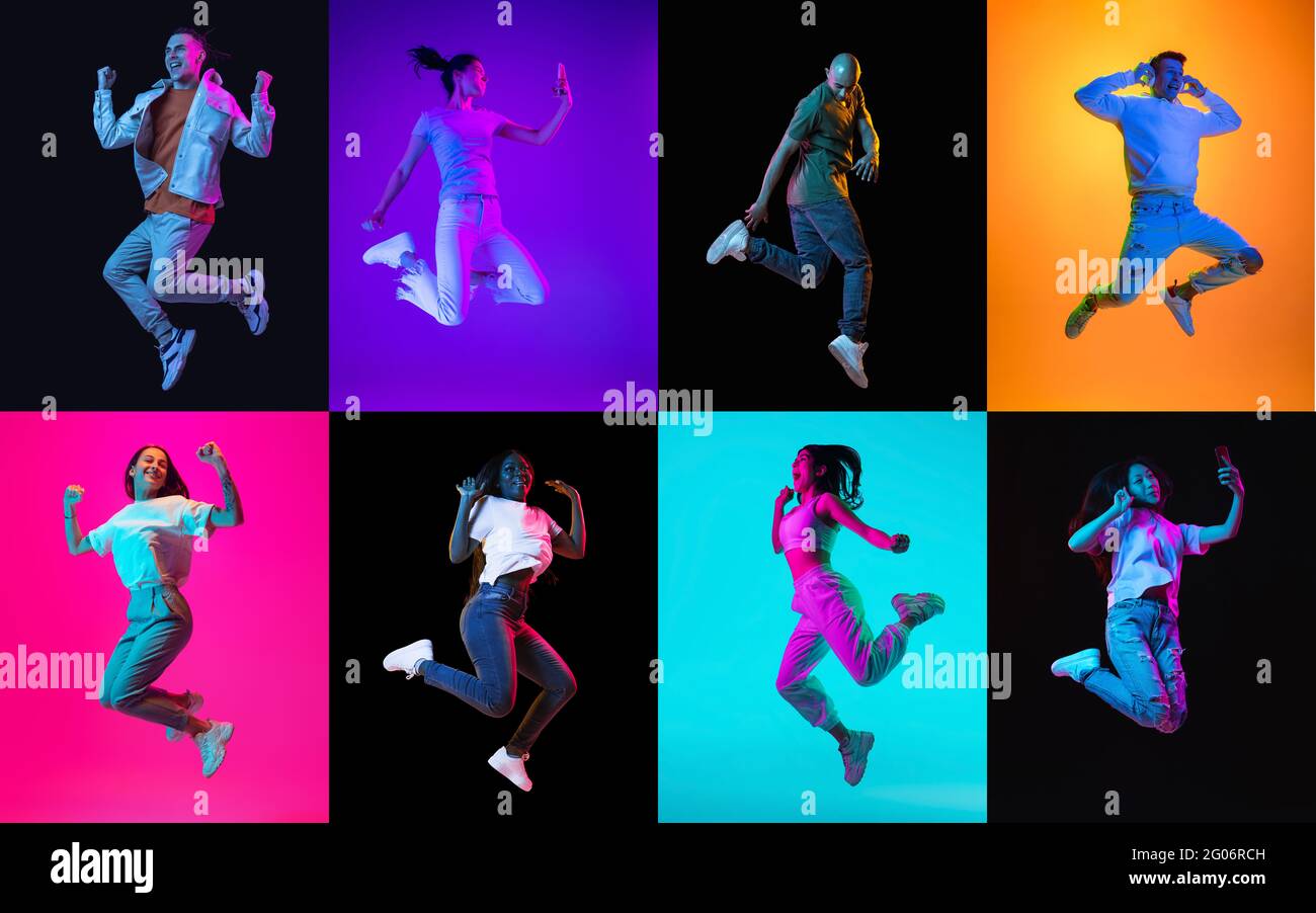 Ritratti di persone diverse, giovani uomini e donne che saltano isolati su sfondo multicolore in luce al neon, collage. Foto Stock