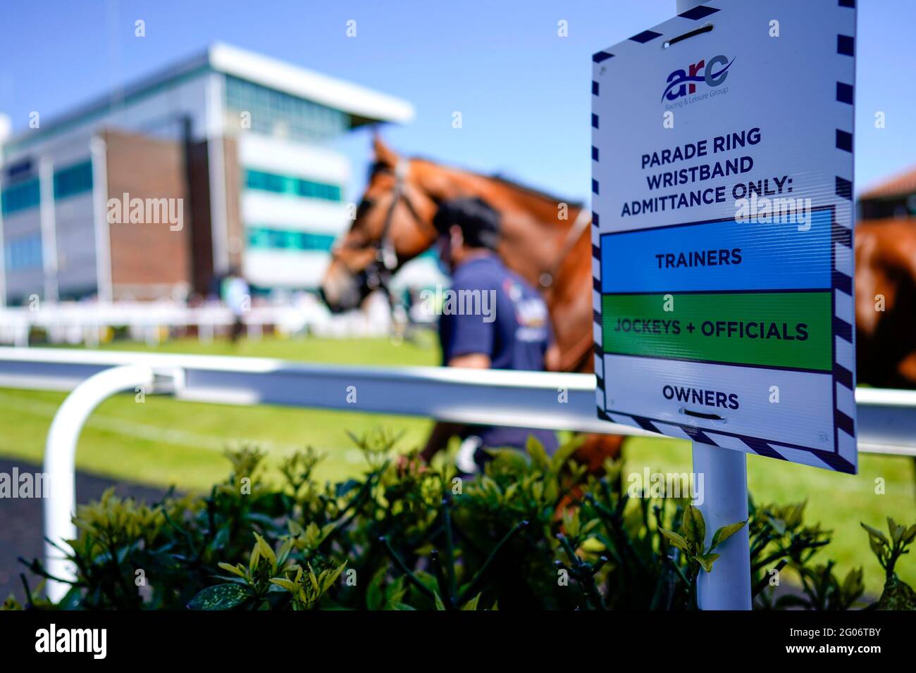Una vista generale della segnaletica dall'anello della parata all'Ippodromo di Brighton. Data immagine: Martedì 1 giugno 2021. Foto Stock