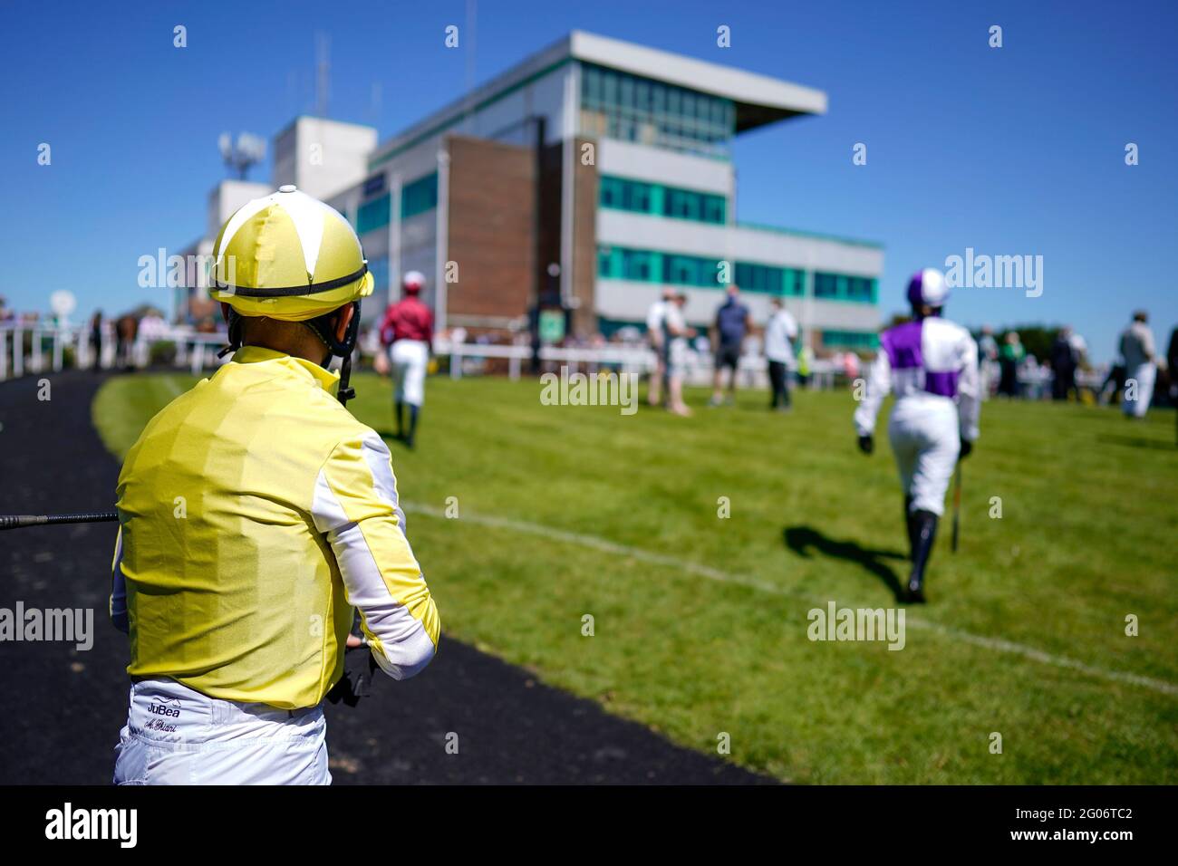 I jockeys entrano nell'anello della parata all'Ippodromo di Brighton. Data immagine: Martedì 1 giugno 2021. Foto Stock