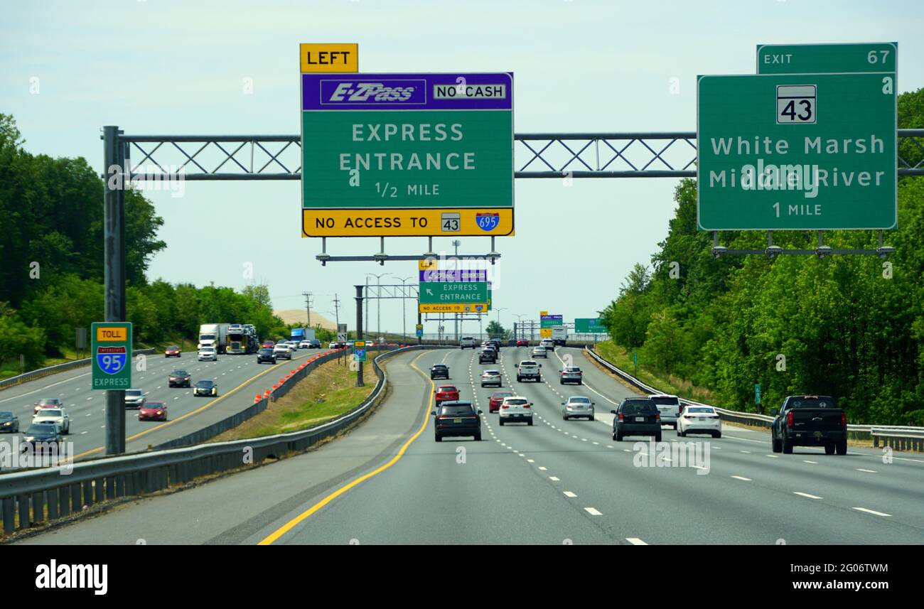 Aberdeen, Maryland, U.S.A - 17 maggio 2021 - il traffico sull'Interstate 95 verso EZPass Express entra nell'Interstate 695 Foto Stock