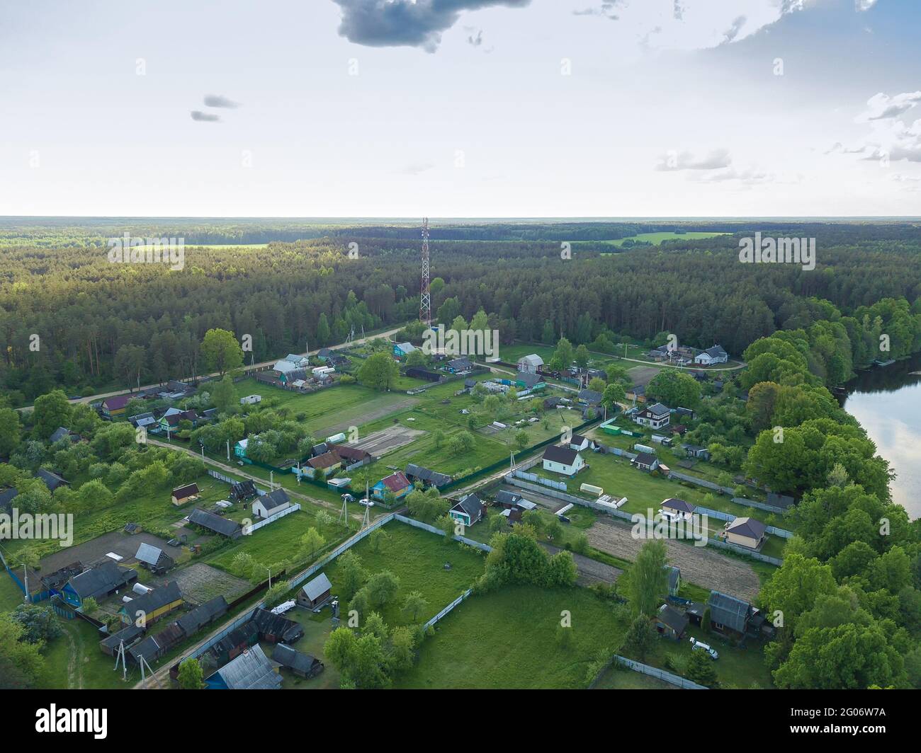 Vista dall'alto della terra con il villaggio e le case, le foreste verdi, il fiume. Bellissimo paesaggio astratto dall'aria, foto con drone Foto Stock