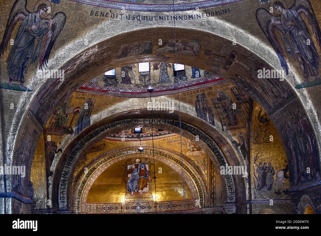 Cupola di San Marco in costruzione 2021, bel mosaico dorato rilievi in oro e luce nella Coppola della cupola Foto Stock