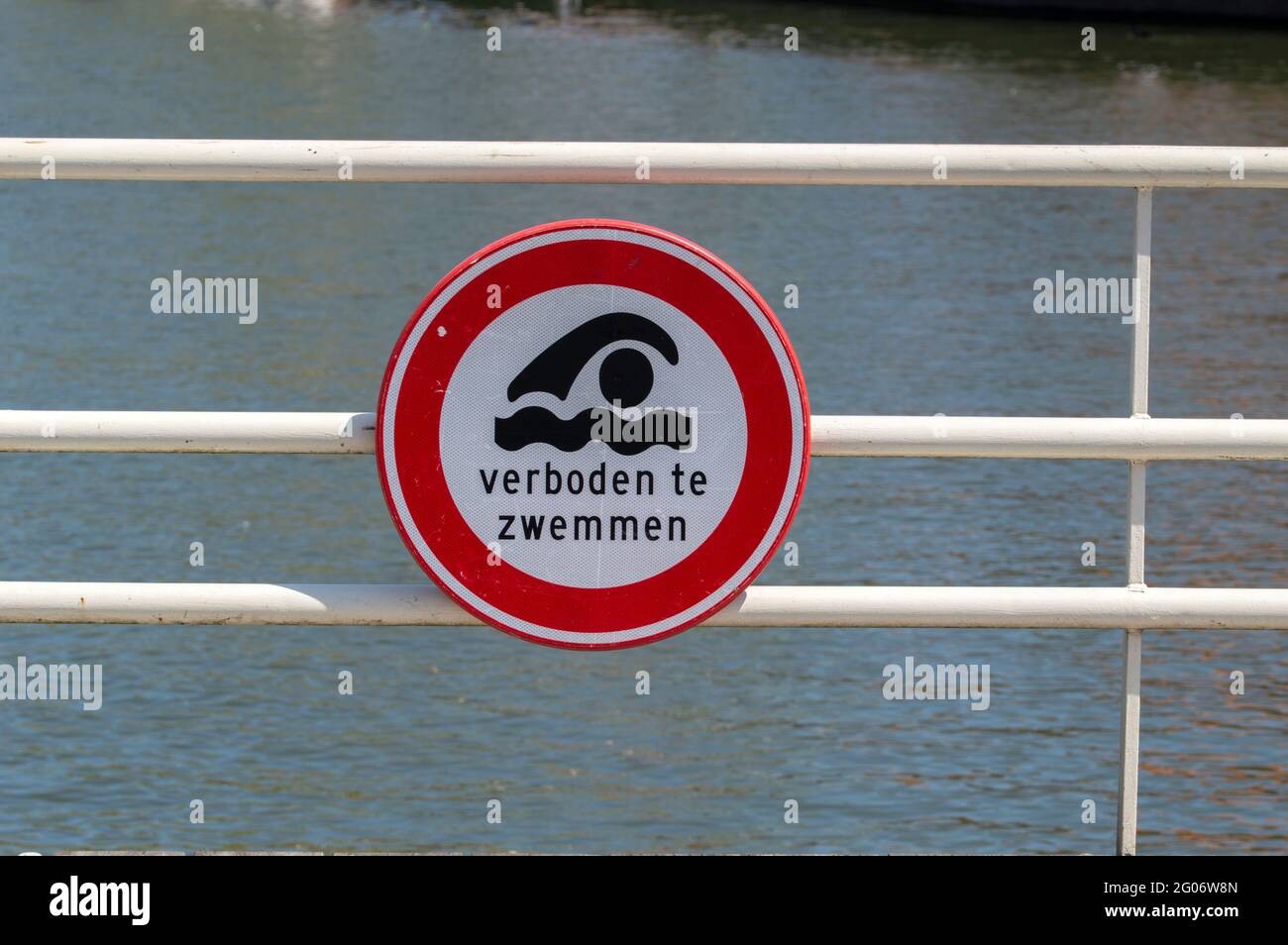 Cartello "vietato nuotare" a Weesp Paesi Bassi 31-5-2020 Foto Stock