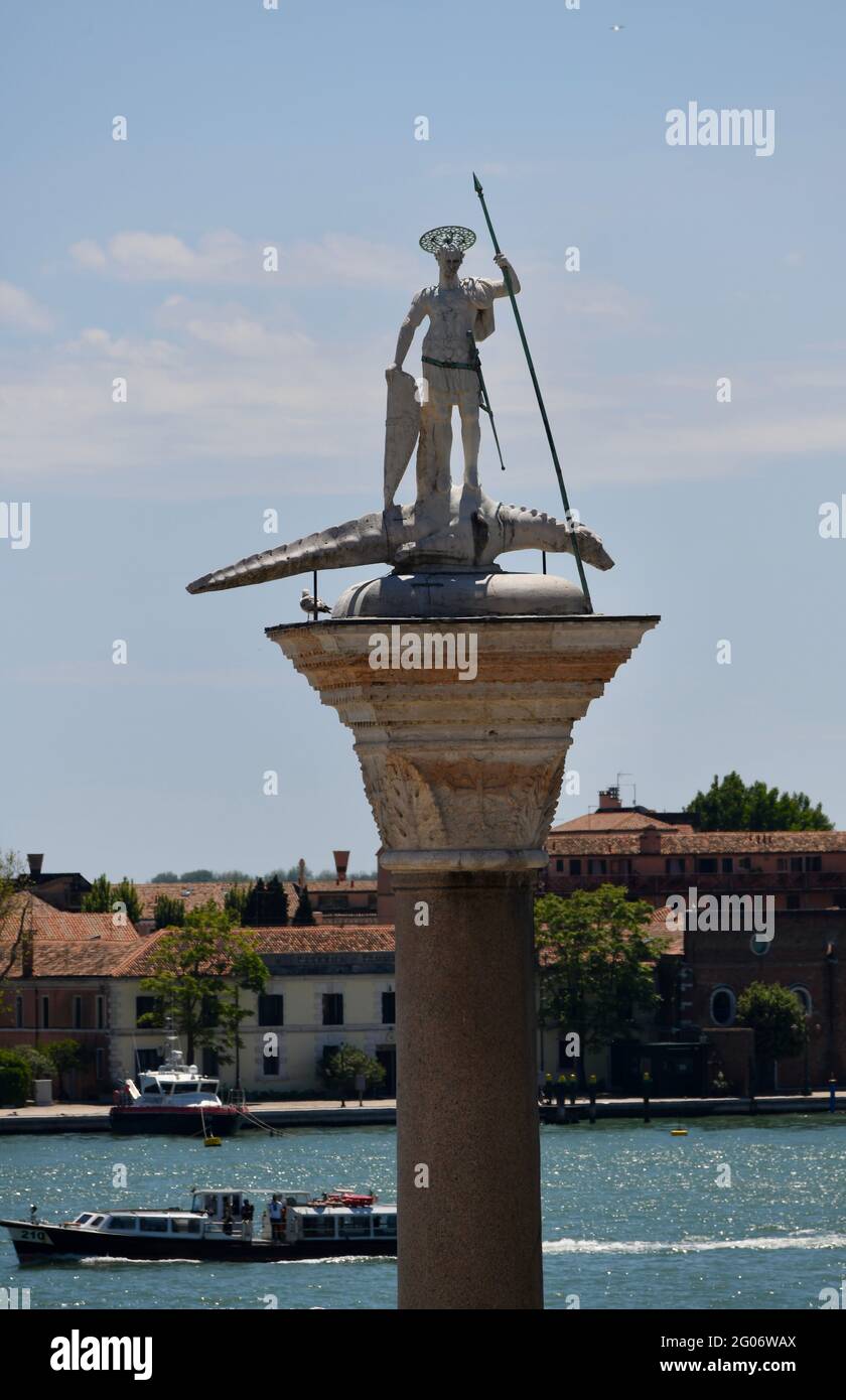 Statua di San Todaro auf der Piazzetta di San Marco als Eintrittsstatuetta auf einem Monolithen zum Markusplatz Foto Stock