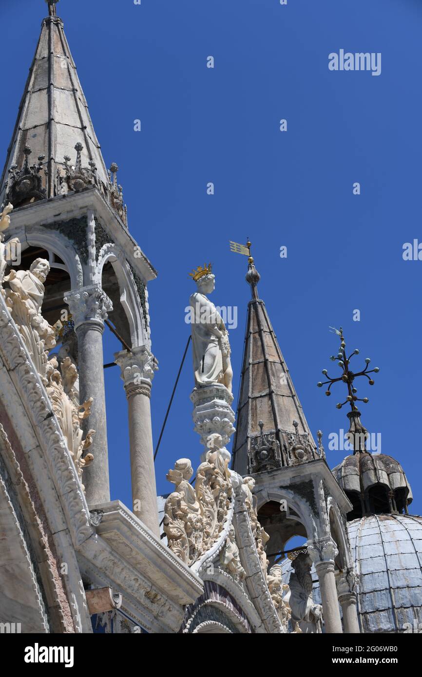 Ausschnitt aus den reichen Kunstwerken der Fassade des Markusdomes in Venedig Foto Stock