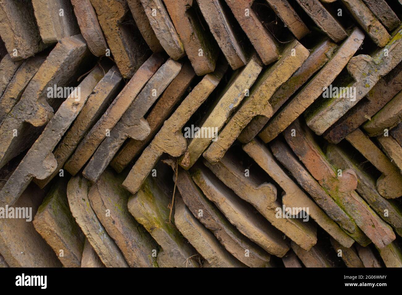 Piastrelle allineate in cima l'una all'altra in una fila Foto Stock