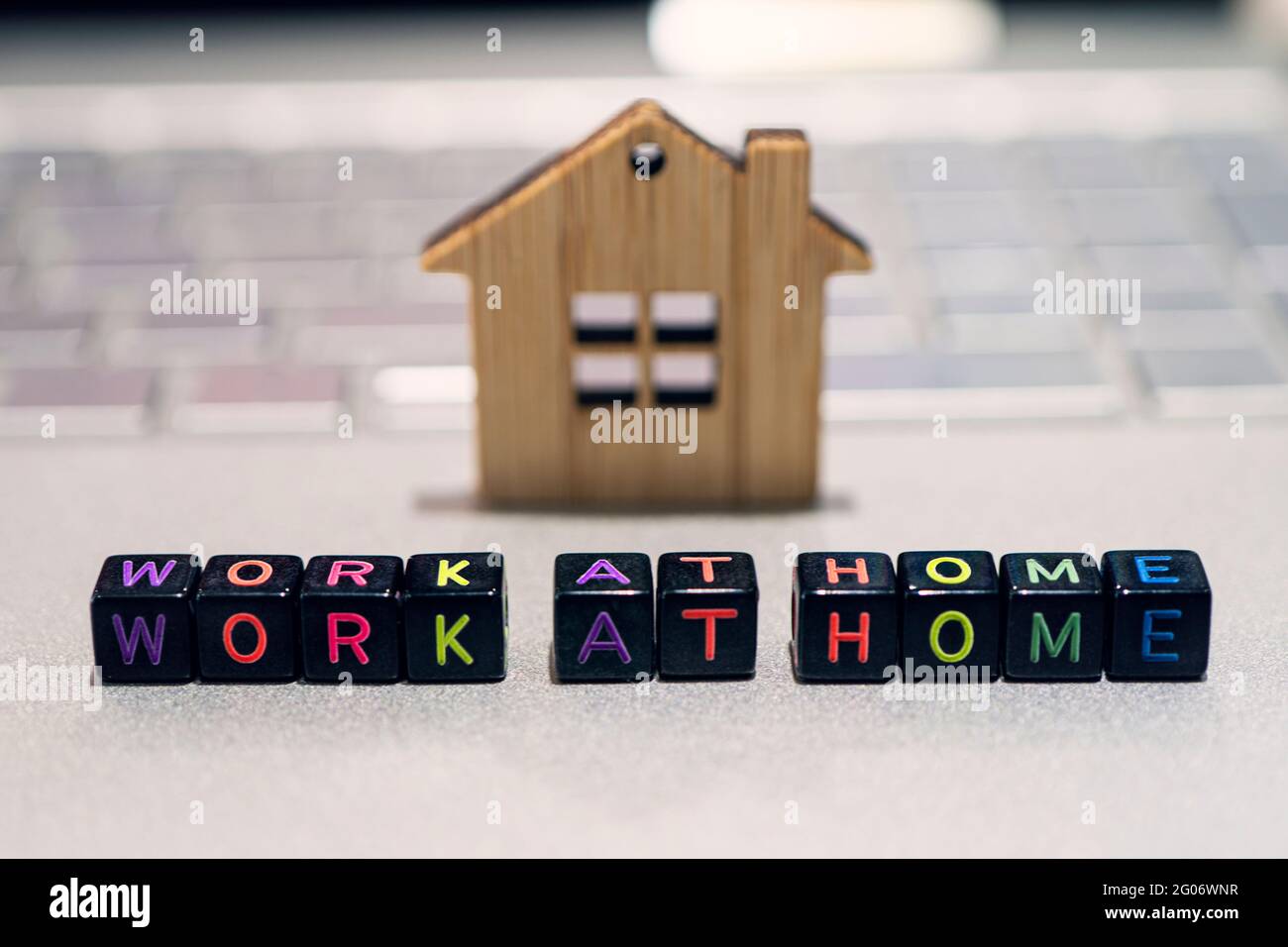 I blocchi con lettera alfabetica funzionano a casa e il computer portatile sul tavolo con. Soggiorno a casa per il concetto di lavoro. Foto Stock