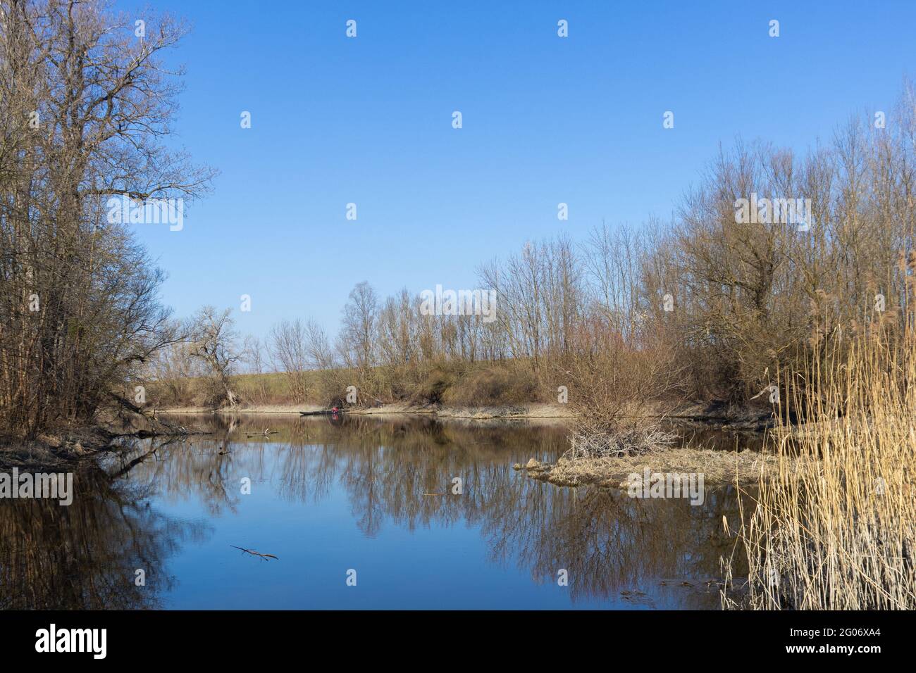 Vista sulla riva del fiume con cielo blu Foto Stock