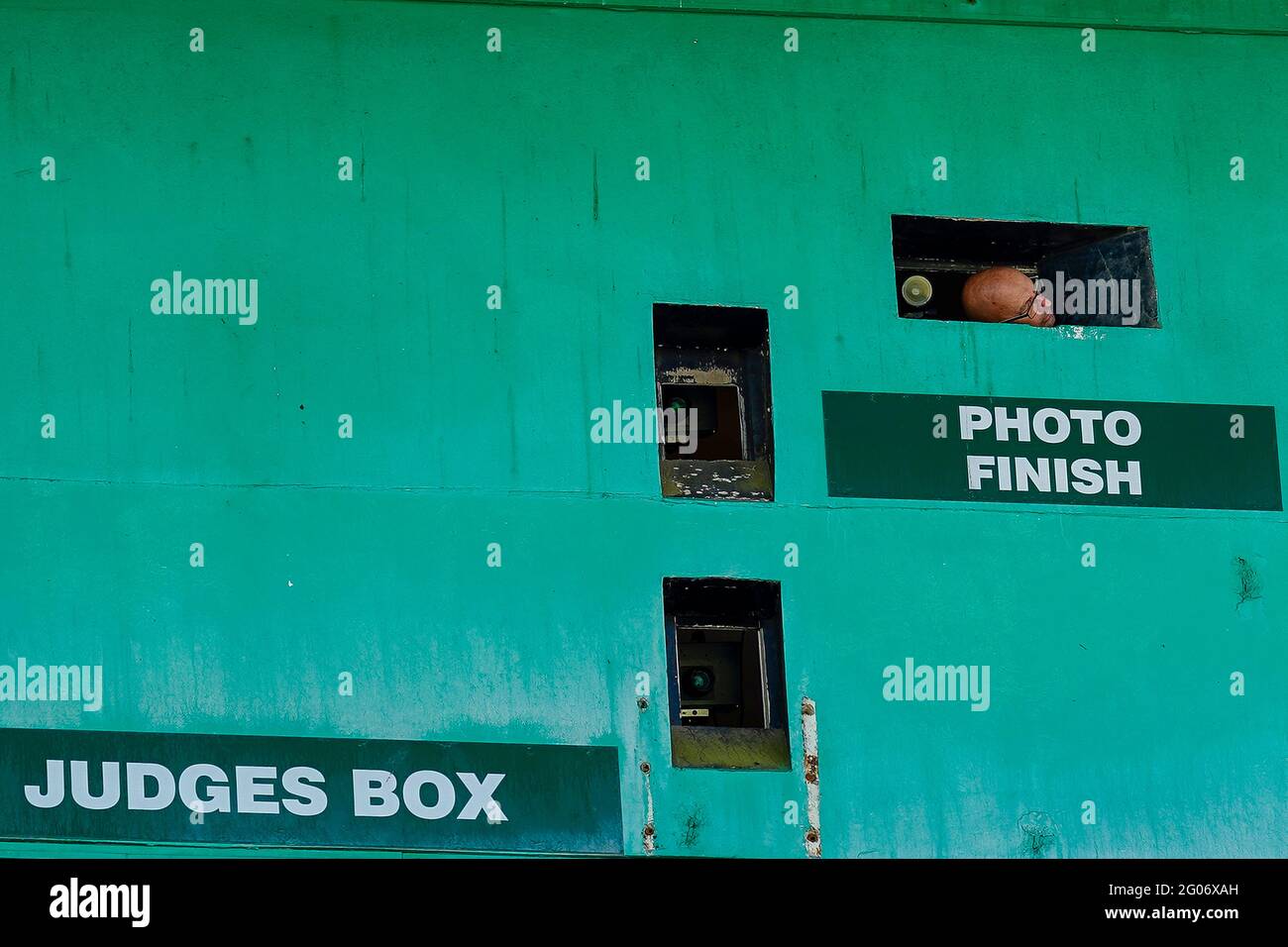 Un membro del personale guarda attraverso la scatola di finitura fotografica all'Ippodromo di Brighton. Data immagine: Martedì 1 giugno 2021. Foto Stock