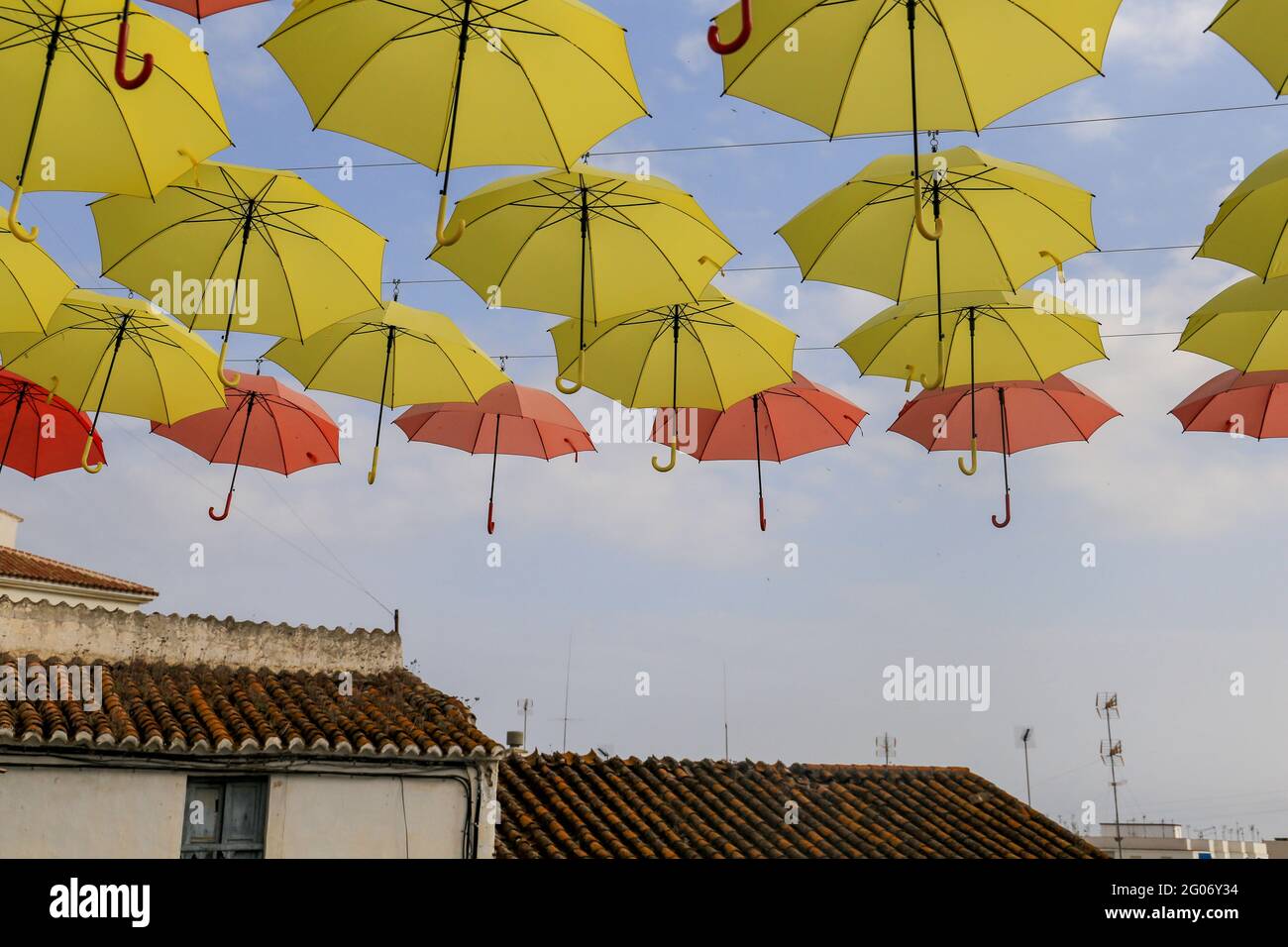 Ombrelli a torrox pueblo in Spagna, cielo blu Foto Stock