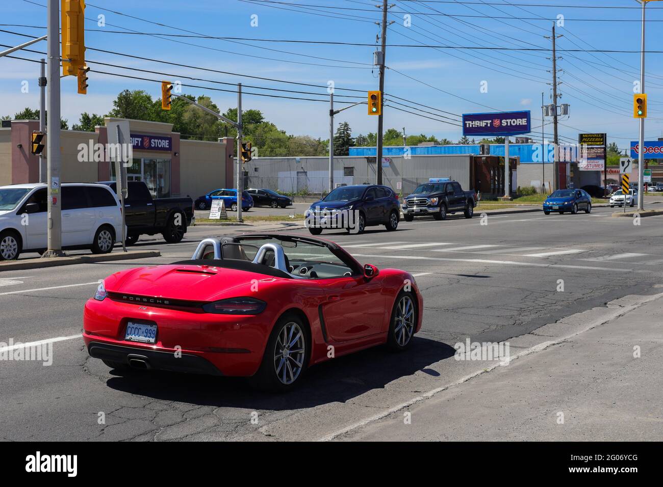 Ottawa, Ontario, Canada - 31 maggio 2021: Una Porsche 718 rossa che guida su Merivale Road a Ottawa. Foto Stock