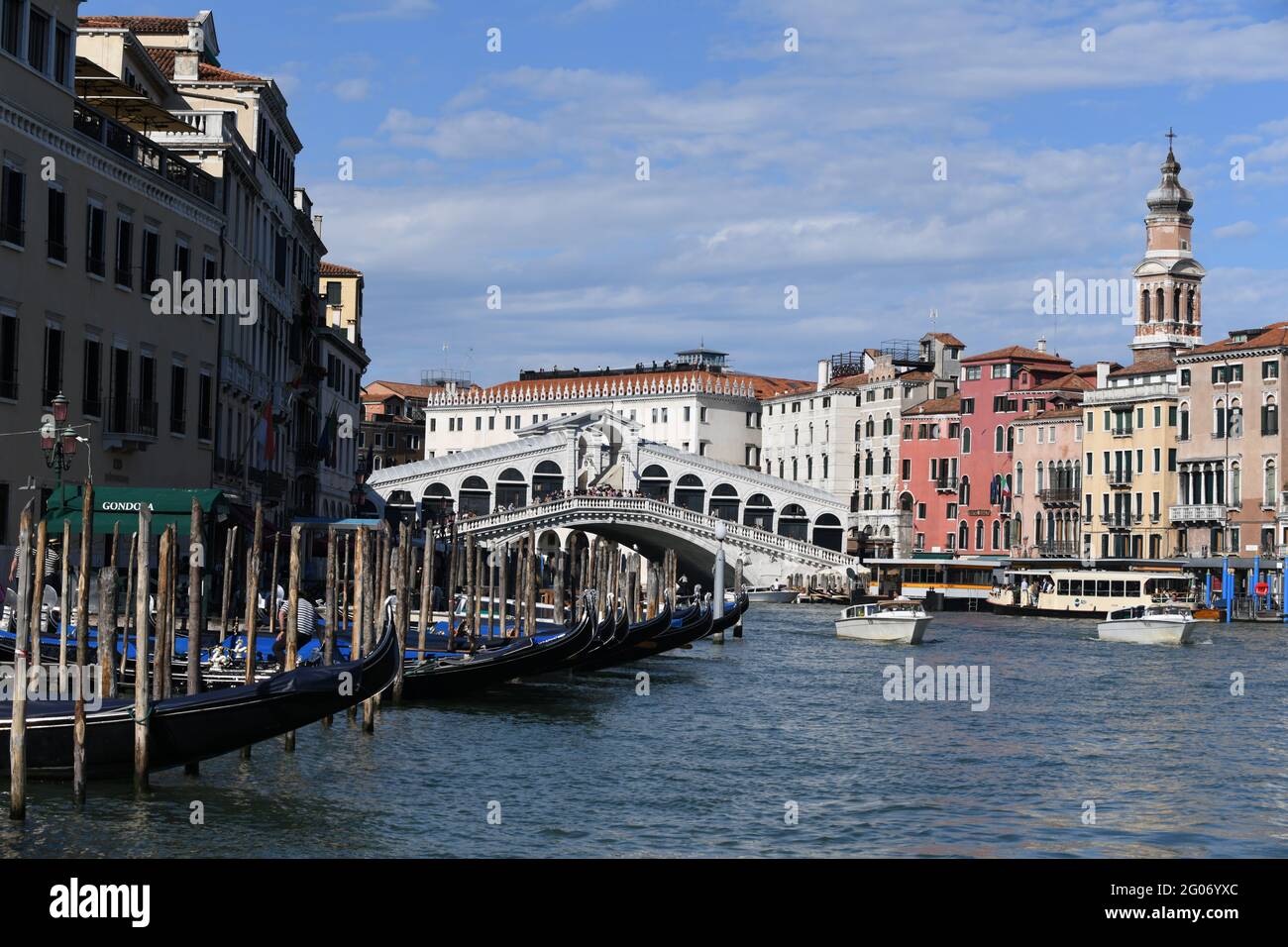 Rialtobridge a Venezia - Rialtobrücke vom canale Grande aus Foto Stock