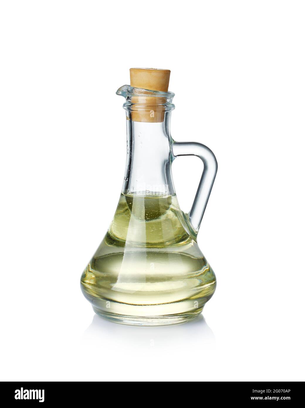 Olio di girasole in una bottiglia di vetro isolata su sfondo bianco. Foto Stock