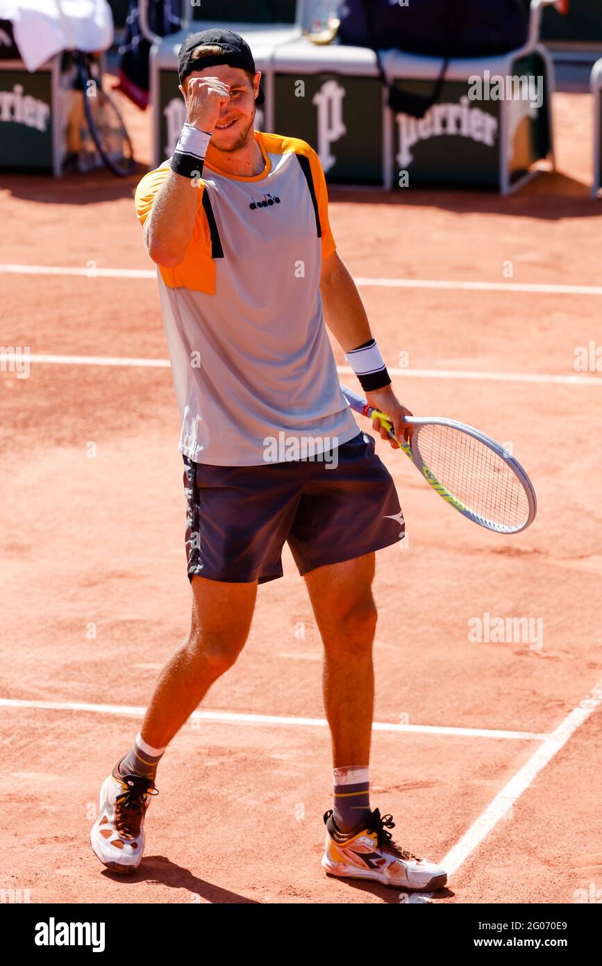 Parigi, Francia. 01 Giugno 2021. Tennis: Grand Slam/ATP Tour - Open Francese, singolo uomo, 1° turno, Struff (Germania) - Rublyov (Russia). Jan-Lennard Struff si acclama dopo la partita. Struff ha causato una grande sorpresa ed è diventato il terzo tennista tedesco a raggiungere il secondo turno. Il 31 anni di Warstein vinse contro il russo 6:3, 7:6 (8:6), 4:6, 3:6, 6:4. Credit: Frank Molter/dpa/Alamy Live News Foto Stock