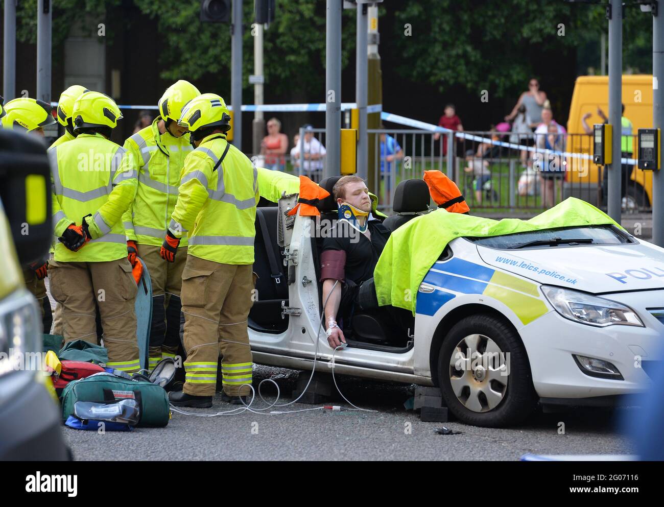 Leicester, Leicestershire, Regno Unito 1 giugno 2021. Notizie del Regno Unito. Un poliziotto viene tagliato fuori dalla sua macchina di polizia dopo un incidente stradale su Narborough Road nel centro di Leicester. Alex Hannam/Alamy Live News Foto Stock