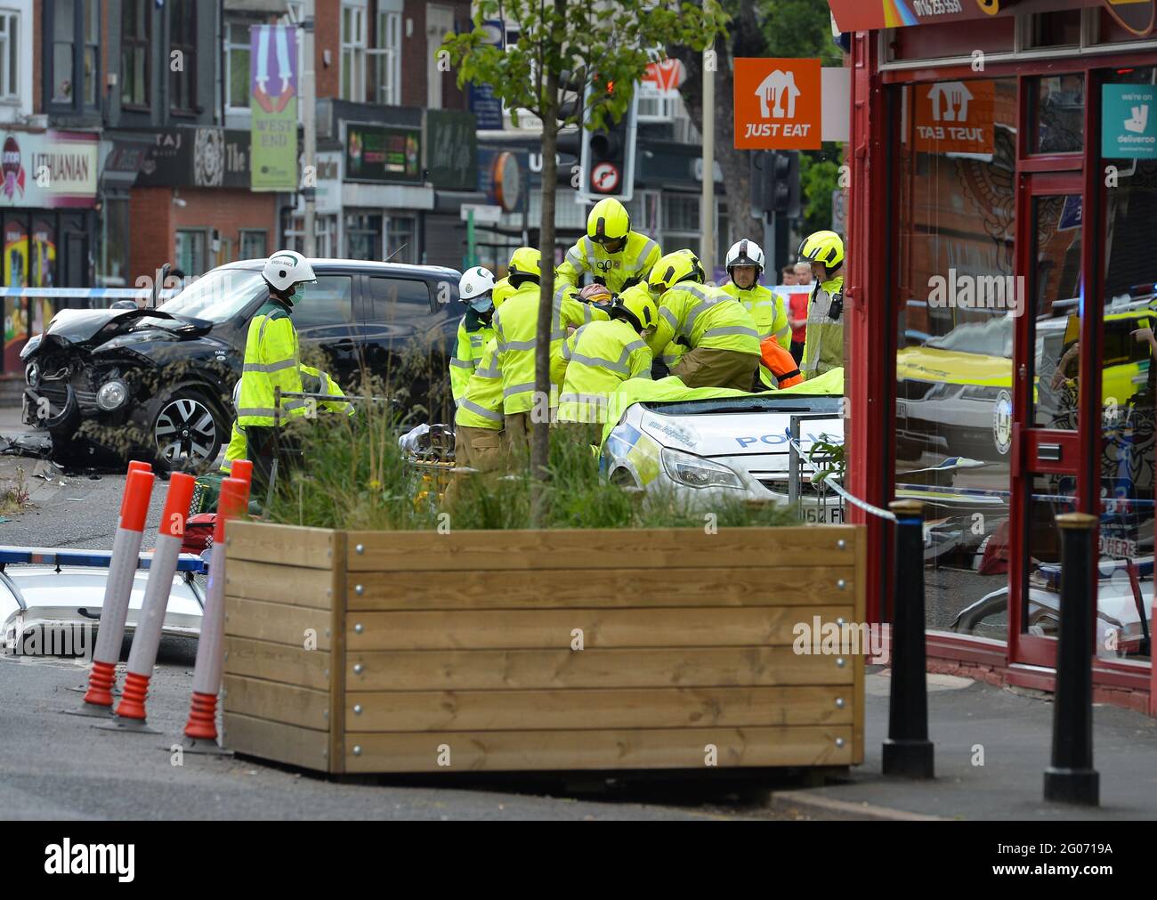 Leicester, Leicestershire, Regno Unito 1 giugno 2021. Notizie del Regno Unito. Un poliziotto viene tagliato fuori dalla sua macchina di polizia dopo un incidente stradale su Narborough Road nel centro di Leicester. Alex Hannam/Alamy Live News Foto Stock