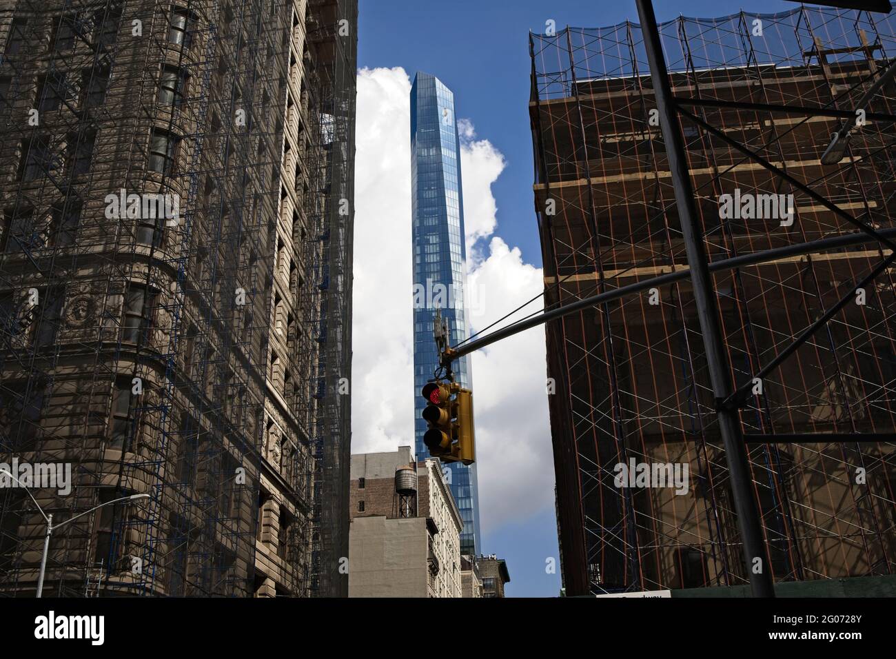 New York, NY, USA - 1 giugno 2021: Condominio superalto visto dal Flatiron Building e un edificio vicino in fase di ristrutturazione Foto Stock