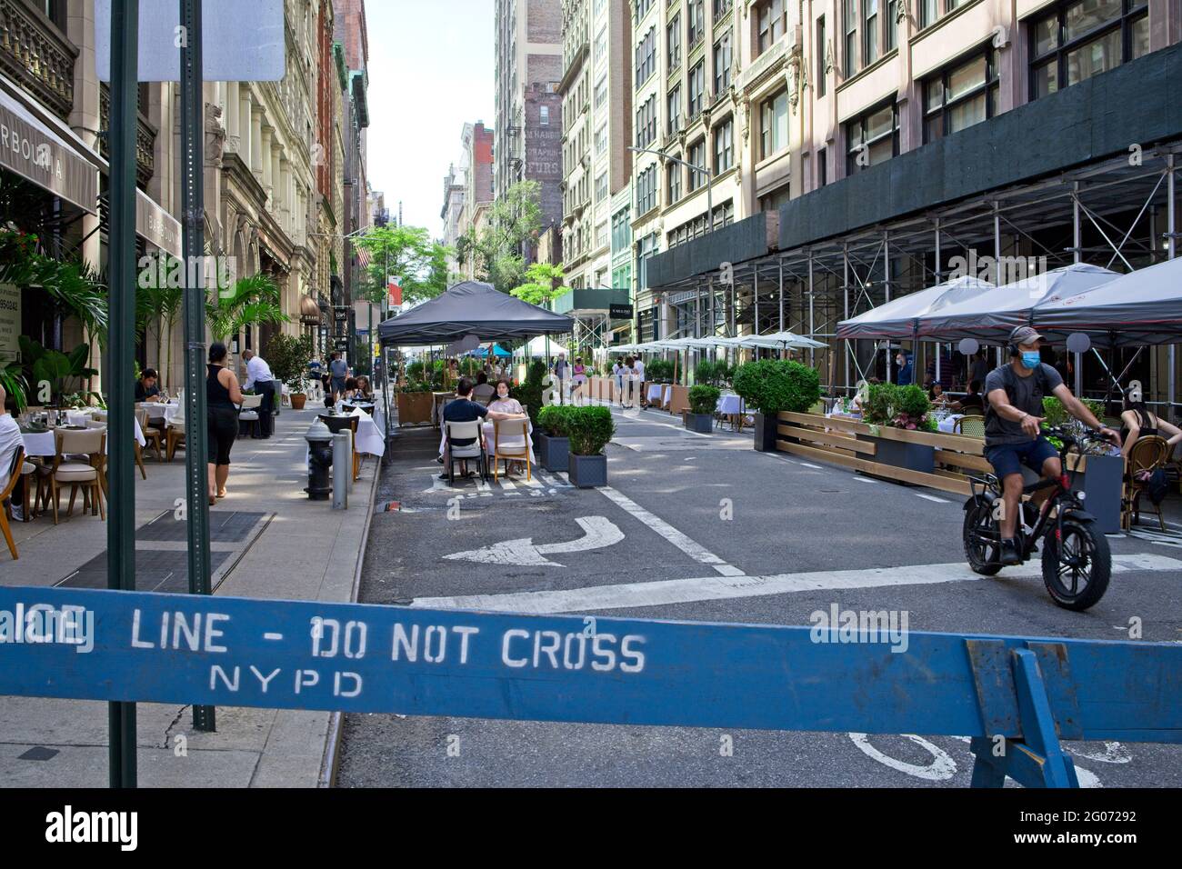 New York, NY, USA - 1 giugno 2021: Barricata della polizia a strade aperte che consente di cenare all'aperto con traffico veicolare proibito Foto Stock
