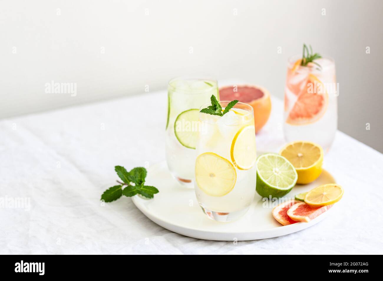 Bevanda fredda estiva con agrumi e agrumi a fette. Foto Stock
