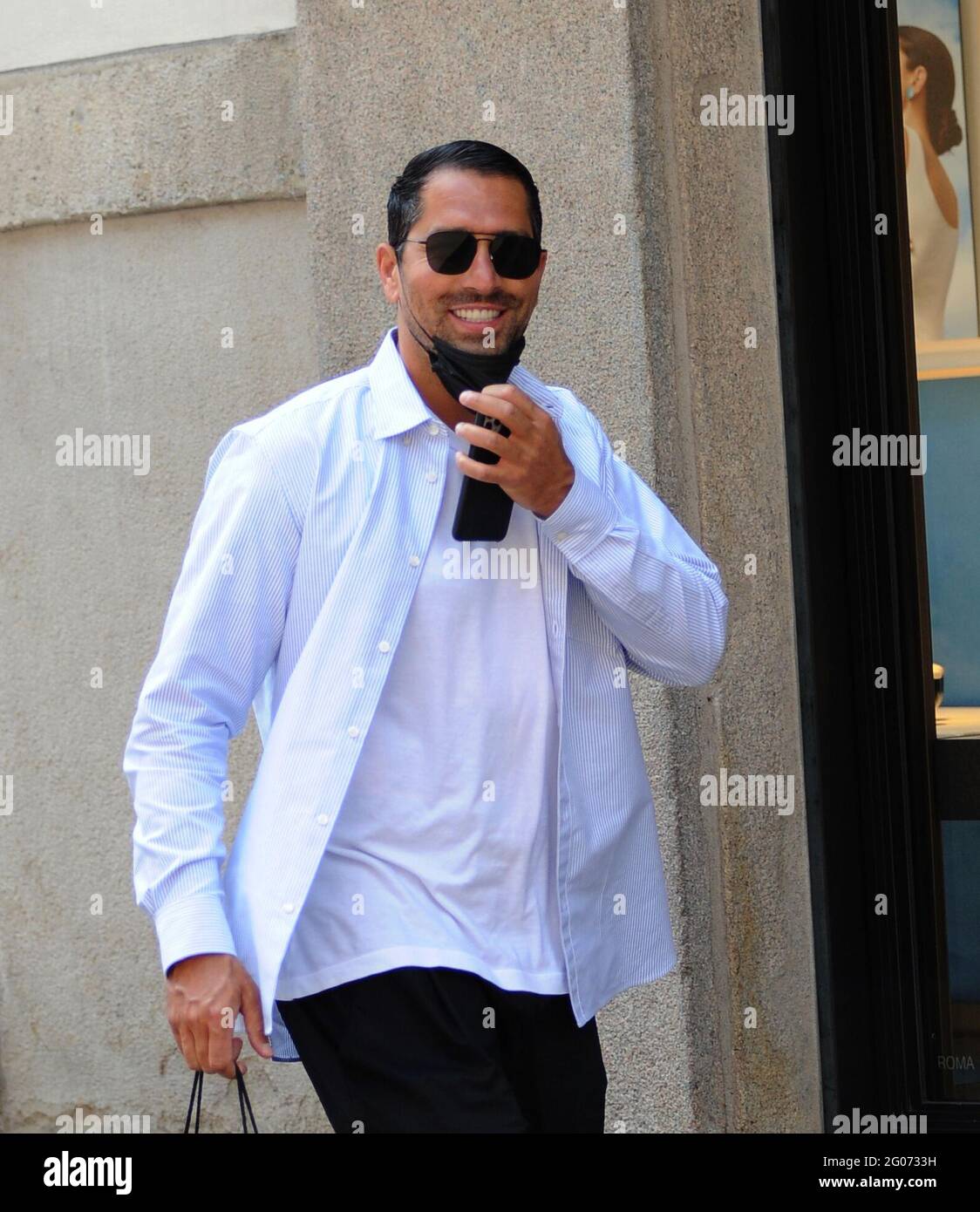 Milano, Marco Borriello shopping nel centro Marco Borriello si permette un  po' di shopping nelle vie del quadrilatero Foto stock - Alamy