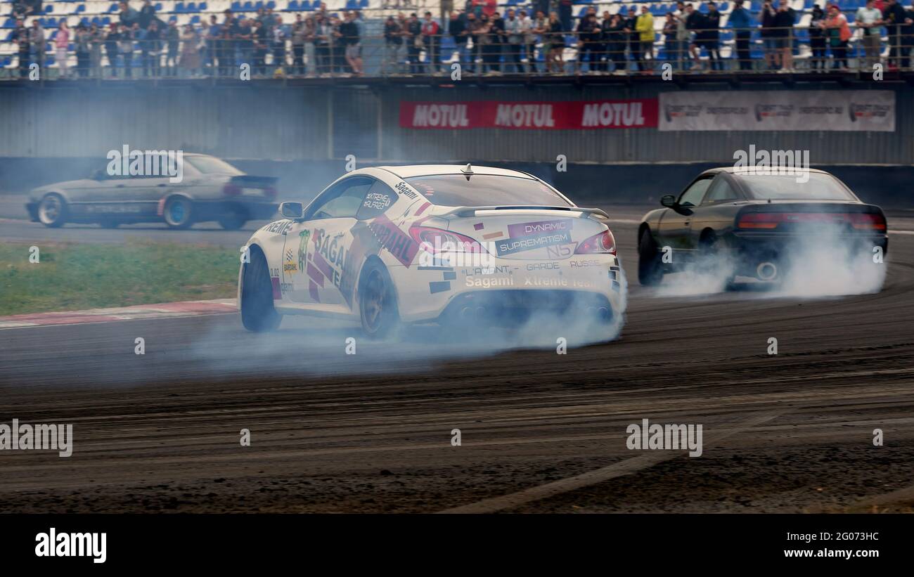 Tre auto sportive che si sono fatte un angolo durante l evento.Festival Drift Expo Track Mode si svolge il 29 30 maggio presso ADM Raceway con la mostra di progetti modificati per il drifting