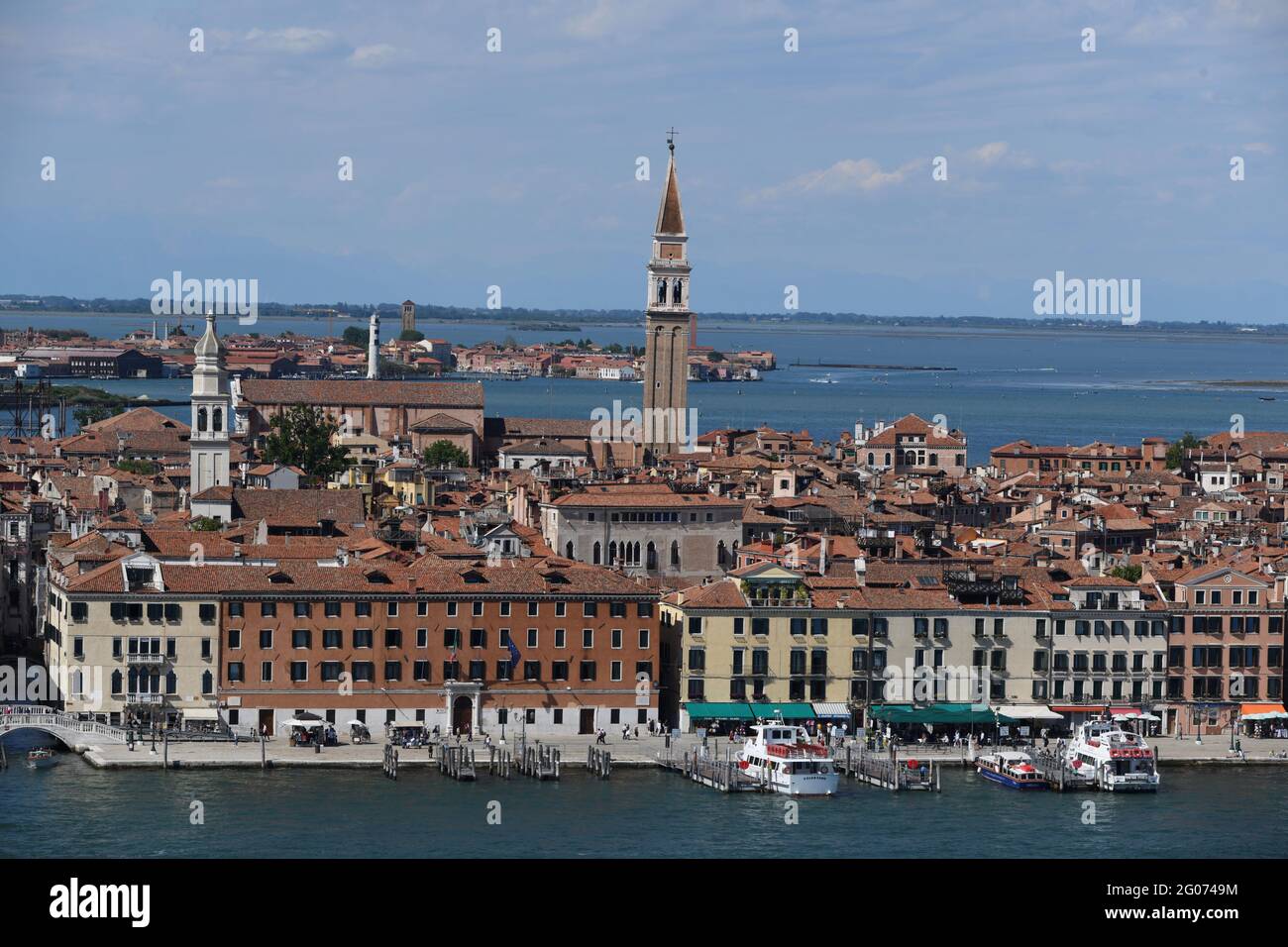 Vista su Venezia - Blick auf die anderen Inseln mit menschenleeren Strassen von Venedig vom Turm von San Giorgio maggiore nach Ende des Lock Down Foto Stock