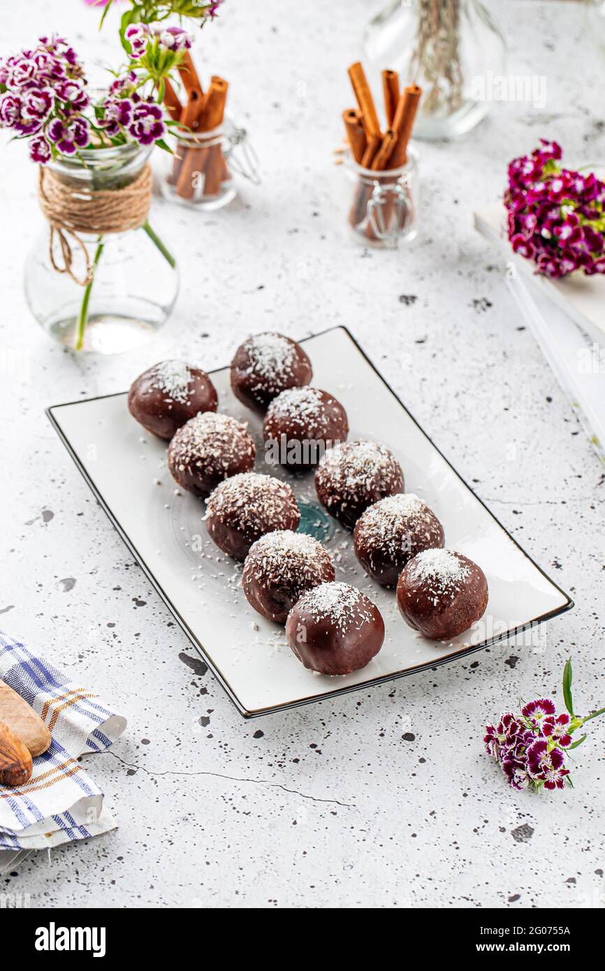Piatto di dolci palle di cioccolato con cocco Foto Stock