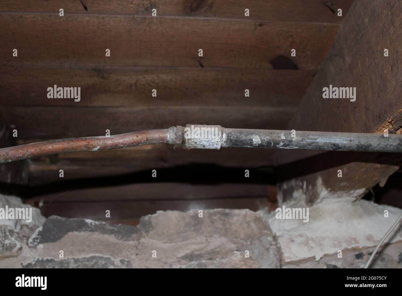 Un tubo dell'acqua di rame collegato ad un tubo di acciaio galvanizzato Foto Stock