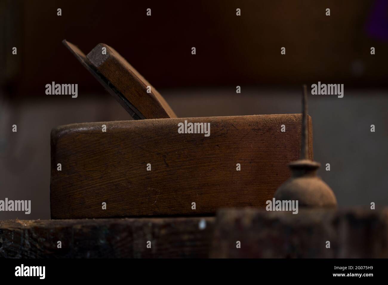 Attrezzi vintage piallatrice per legno e lattina di olio. Attrezzatura manuale. Foto Stock