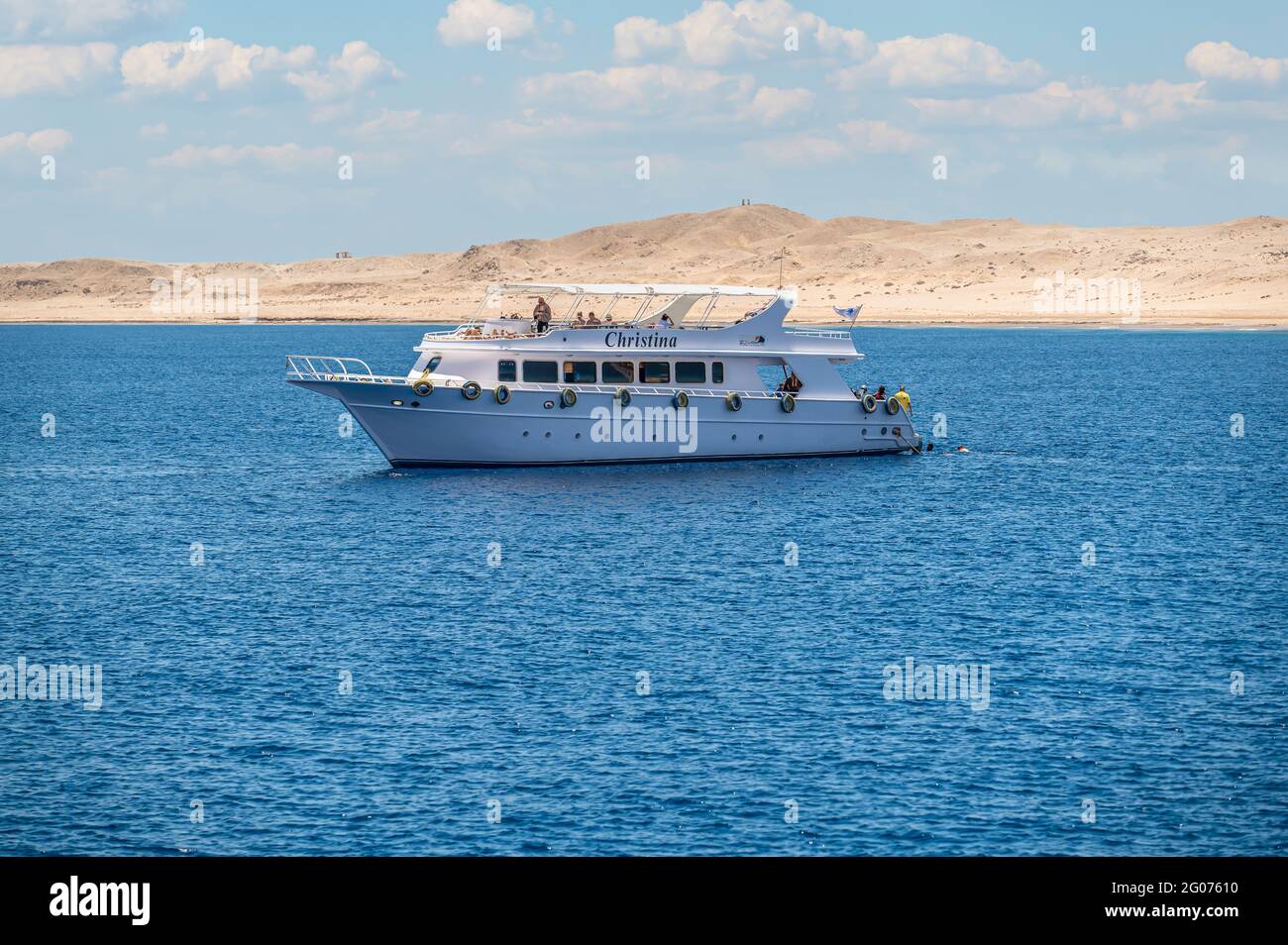 Sharm el Sheikh, EGITTO - MAGGIO 18 2021: Piacere, escursione yacht nel mare rosso non lontano dalla località di sharm el sheikh. Turisti su uno yacht nel Foto Stock