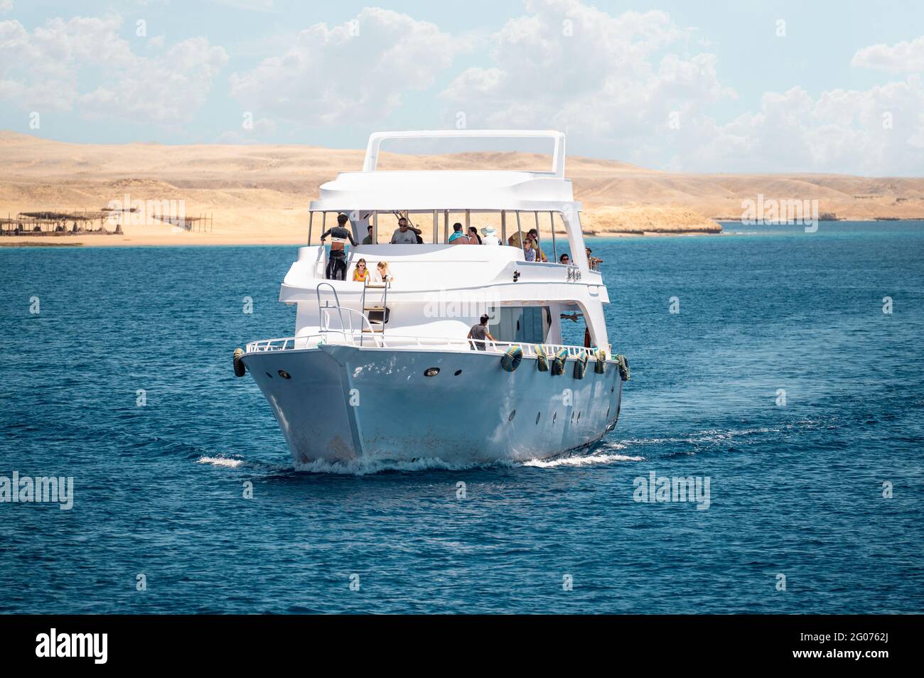 Sharm el Sheikh, EGITTO - MAGGIO 18 2021: Piacere, escursione yacht nel mare rosso non lontano dalla località di sharm el sheikh. Turisti su uno yacht nel Foto Stock