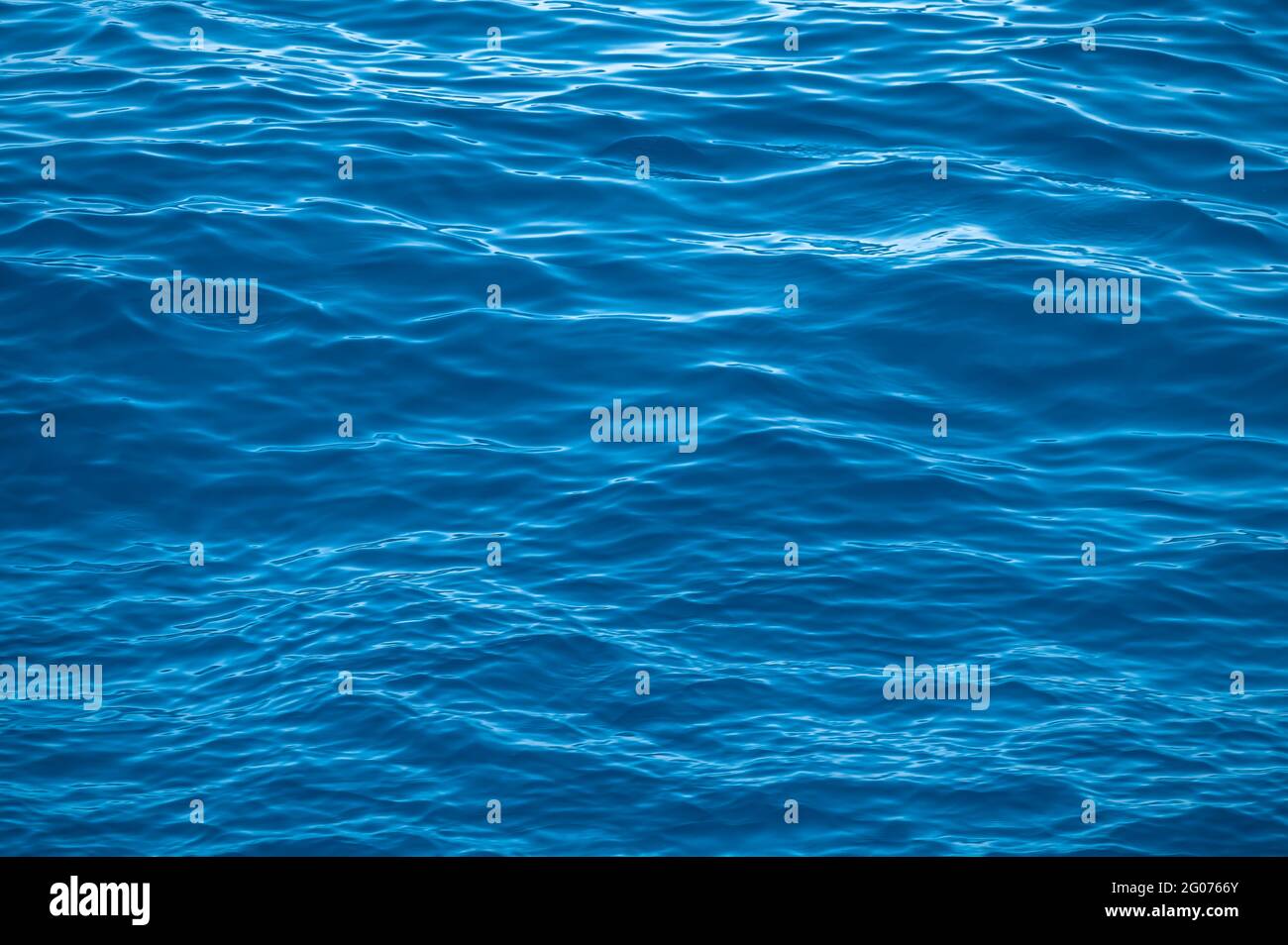 Blu mare acqua fondo texture. Sfondo astratto. Le onde dell'acqua del fiume e del mare si incontrano durante l'alta marea e la bassa marea. Detaile Foto Stock
