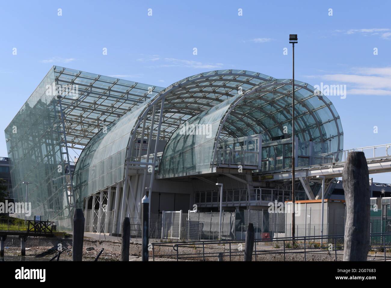 Gebäude des neuen modernen Bahnhofs in Venedig - ferrovia venezia Foto Stock