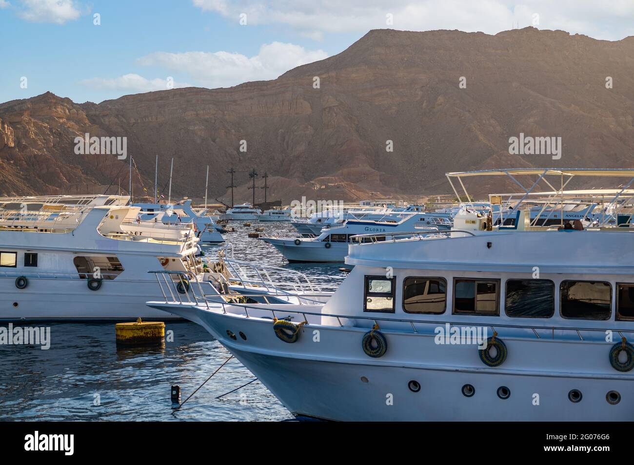 Sharm el Sheikh, EGITTO - MAGGIO 18 2021: Porto di yacht della località turistica sul mare rosso, sullo sfondo delle montagne del Sinai Foto Stock