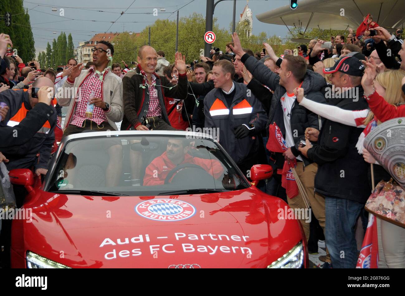 Jerome Boateng, Arjen Robben e FC Bayern Monaco festeggiano la vittoria del campionato tedesco di calcio durante una gara motociclistica a Monaco Foto Stock