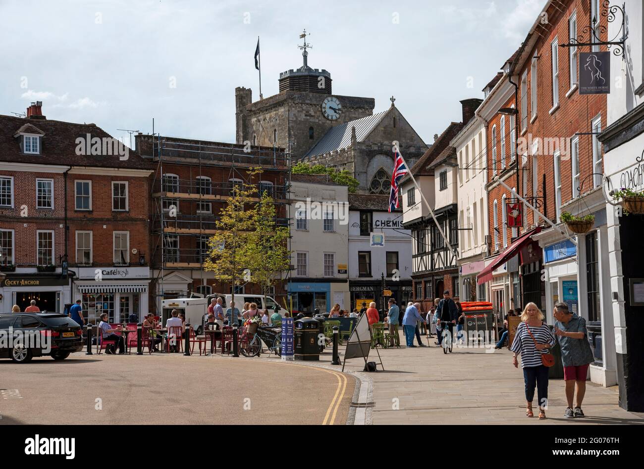 Romsey, Hampshire, Inghilterra, Regno Unito. 2021. Market Place e la torre di Romsey Abbey la più grande chiesa parrocchiale dell'Hampshire, Regno Unito. Foto Stock