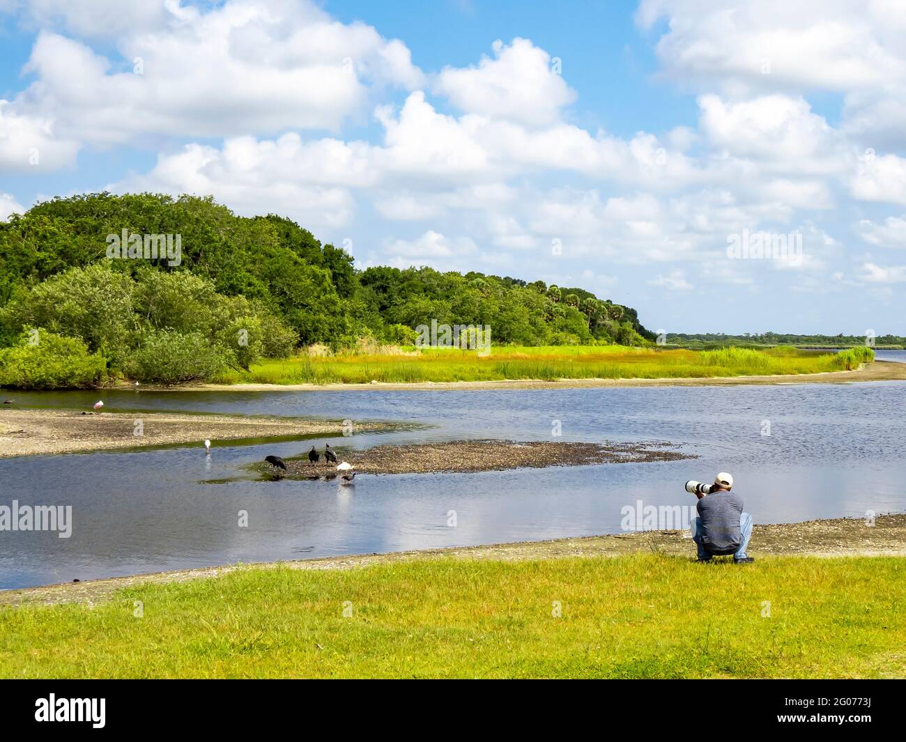 Fotografo che fotografa uccelli nel fiume Myakka nel Myakka River state Park a Sarasota, Florida USA Foto Stock