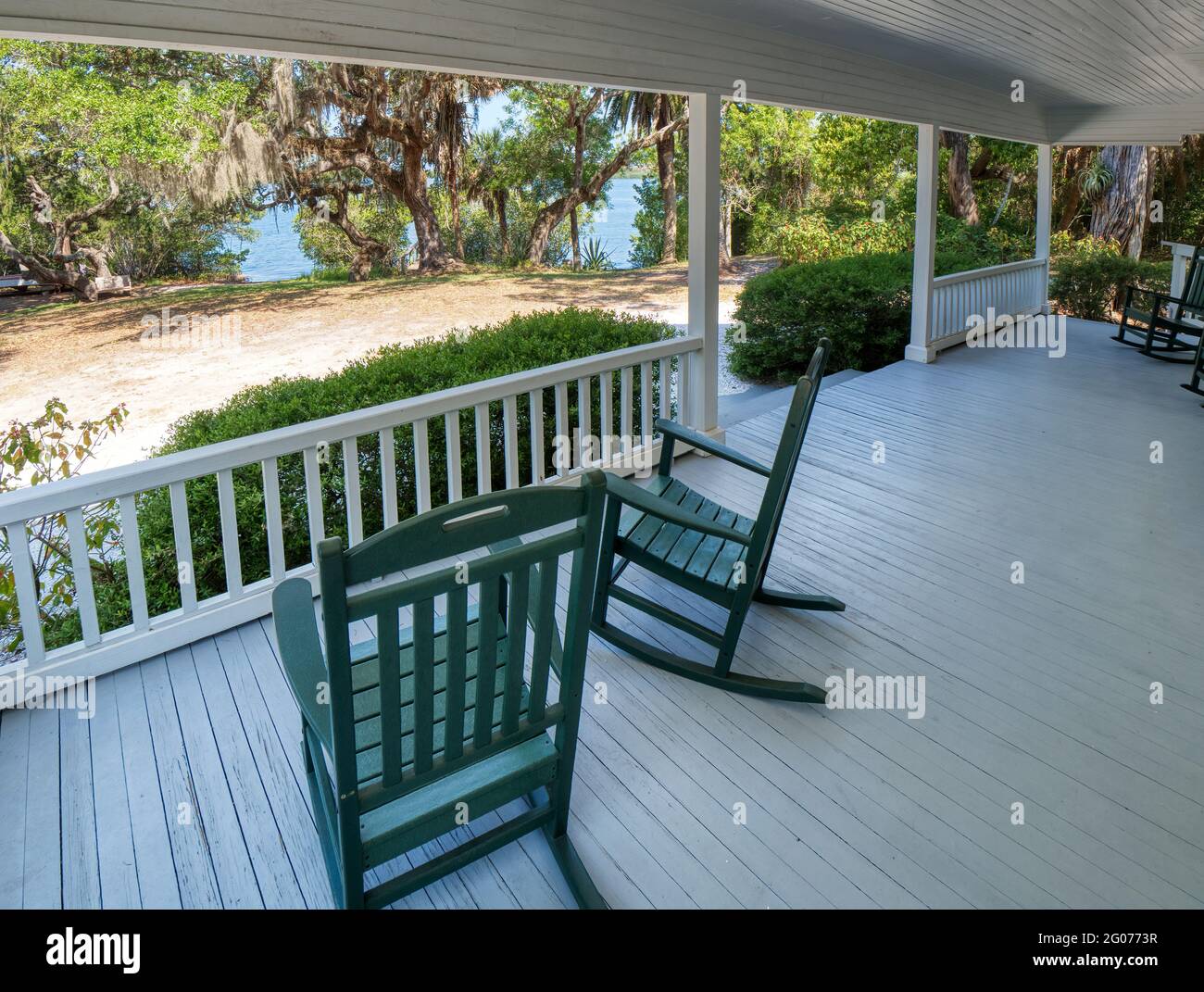 Portico con sedie a dondolo della casa di Guptill costruito nel 1901 nello storico museo di Spanish Point e complesso ambientale a Osprey, Florida. STATI UNITI Foto Stock