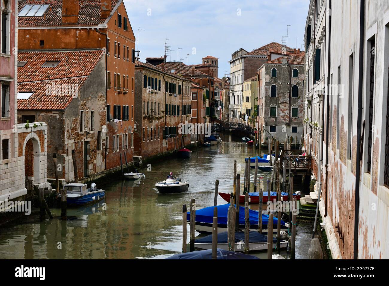 typische Häuserzeilen in Venedig mit blick auf den menschenleeren Kanal Foto Stock